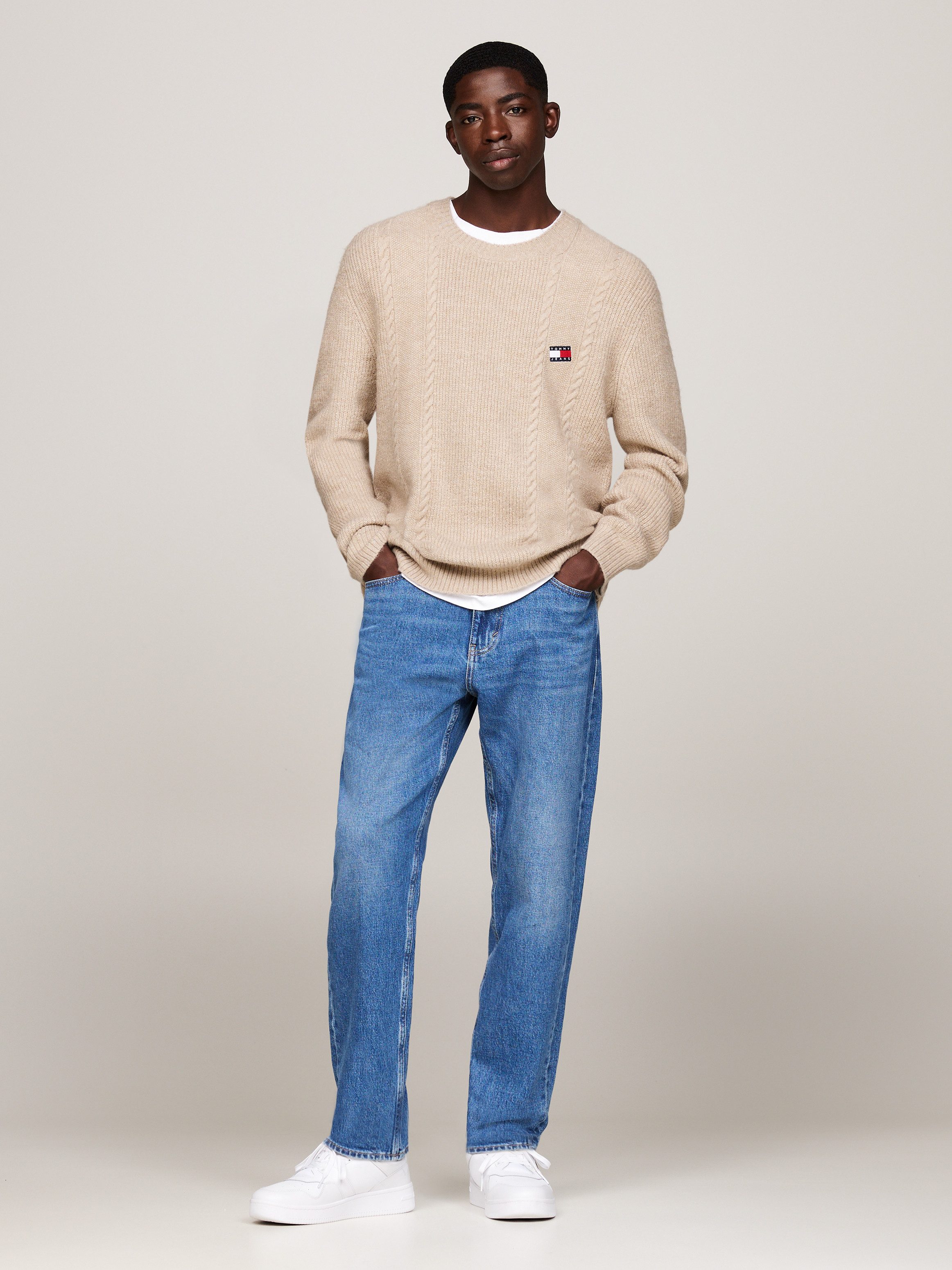 TOMMY JEANS Sweatshirt TJM SLIM CABLE KNIT CNECK met geborduurd merklogo, breipatroon