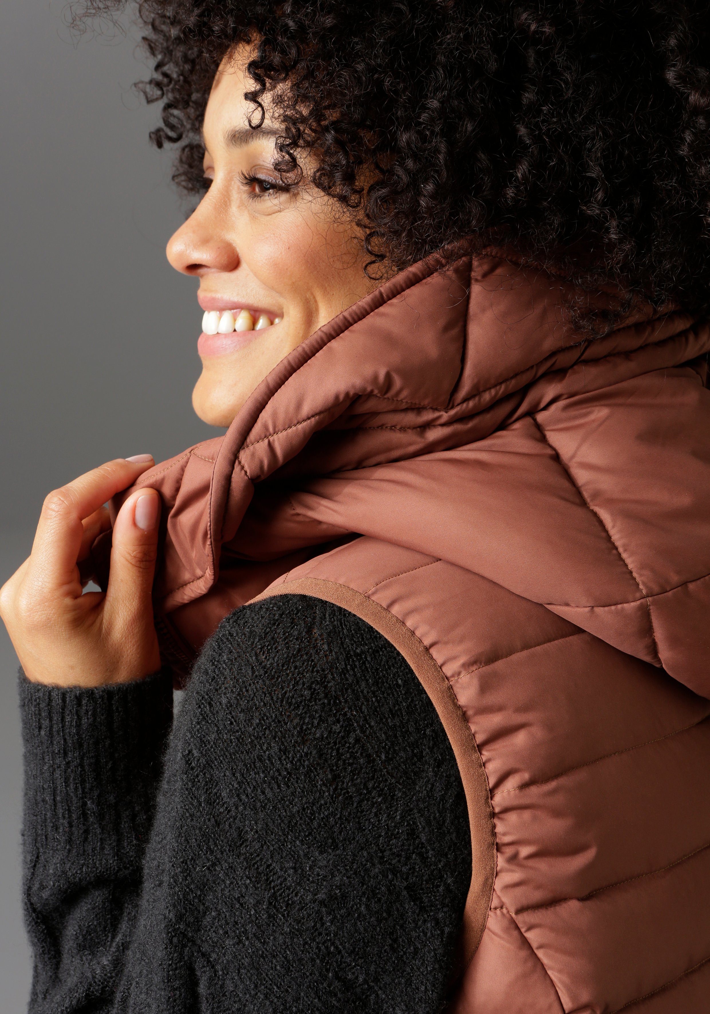 Aniston CASUAL Bodywarmer met verstelbare capuchon