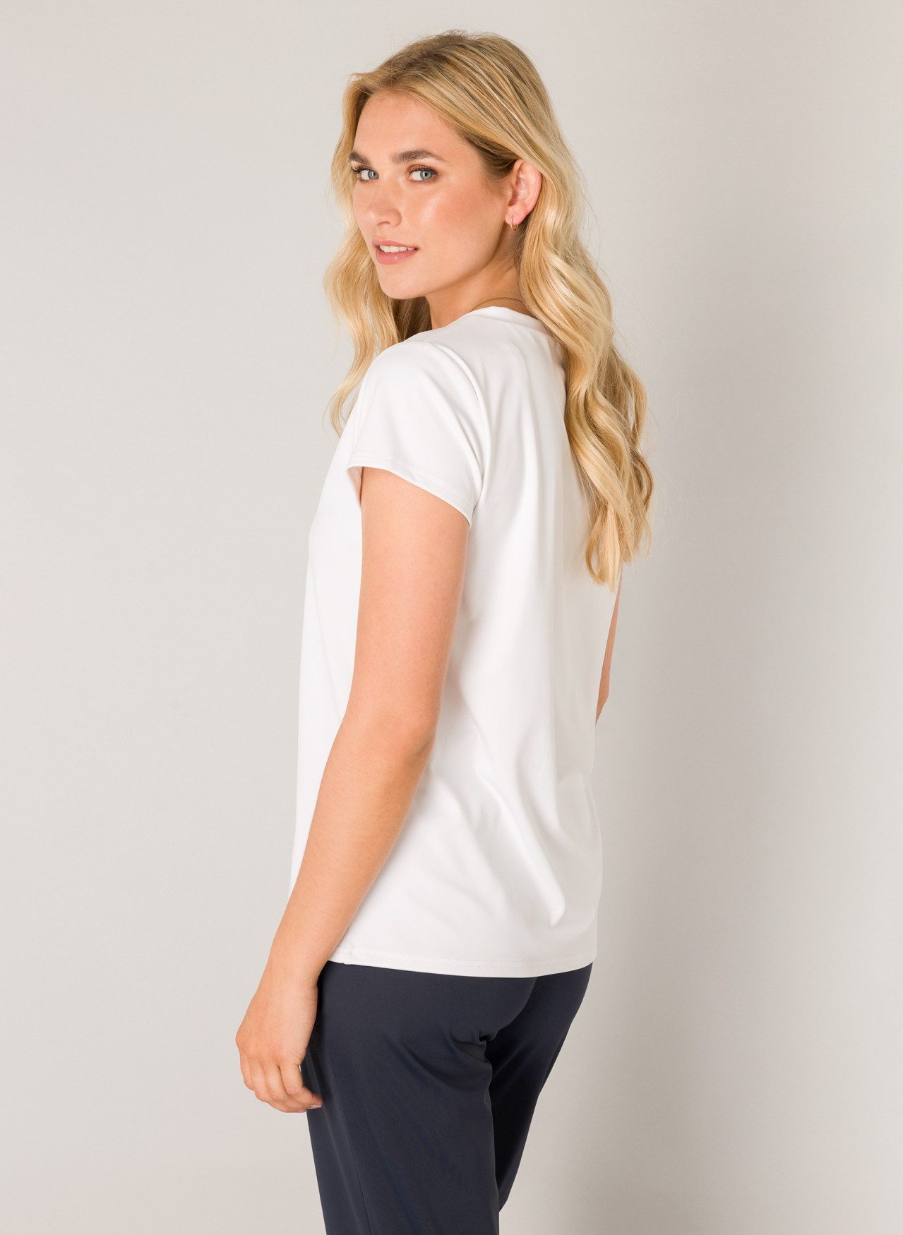 Base Level T-shirt Tilly met v-hals