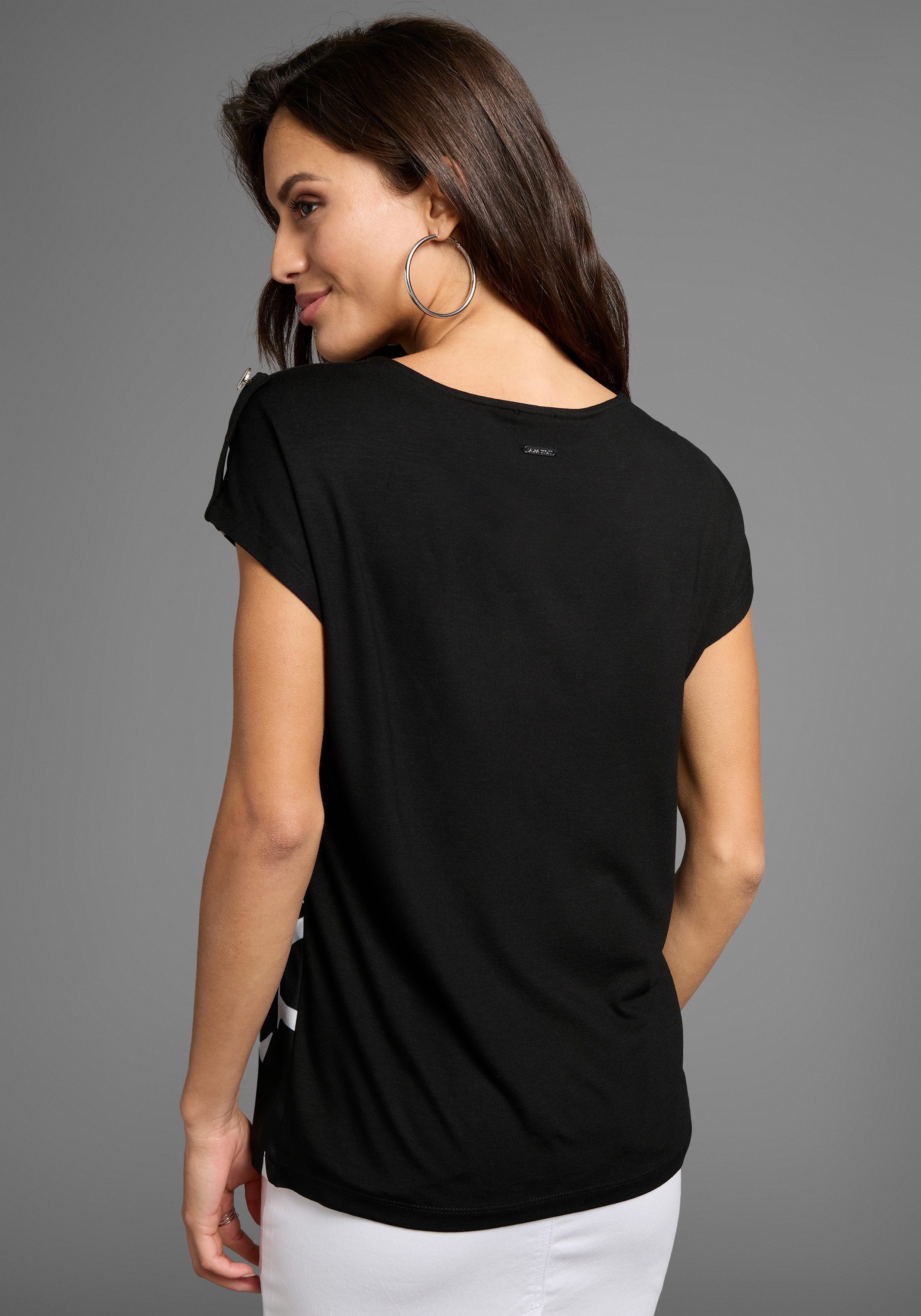 Laura Scott Shirtblouse met letters print op lichtglanzend satijn - nieuwe collectie
