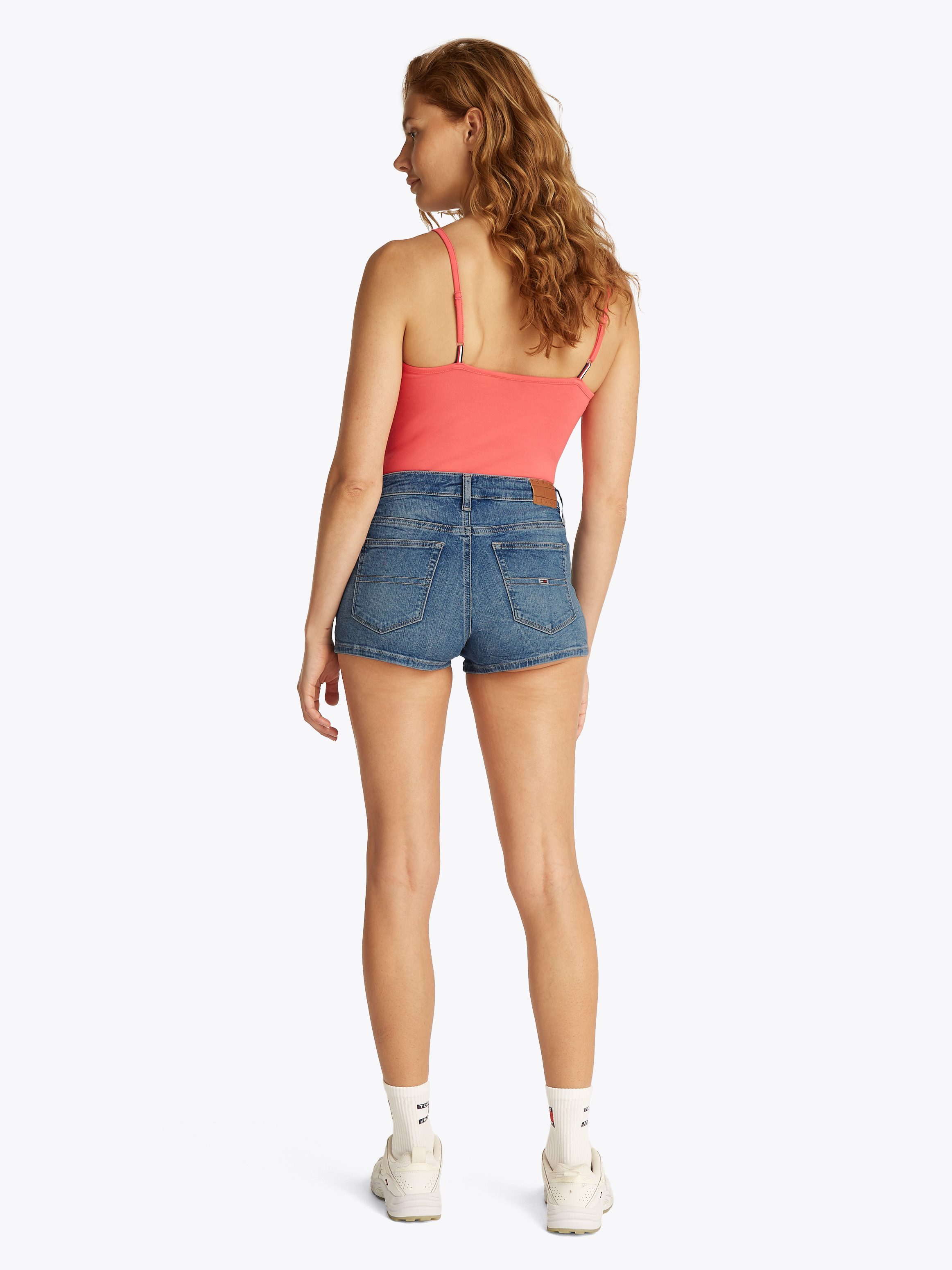 TOMMY JEANS Short NORA SHORT BI8233 met logo-badge, in blauwe wassing