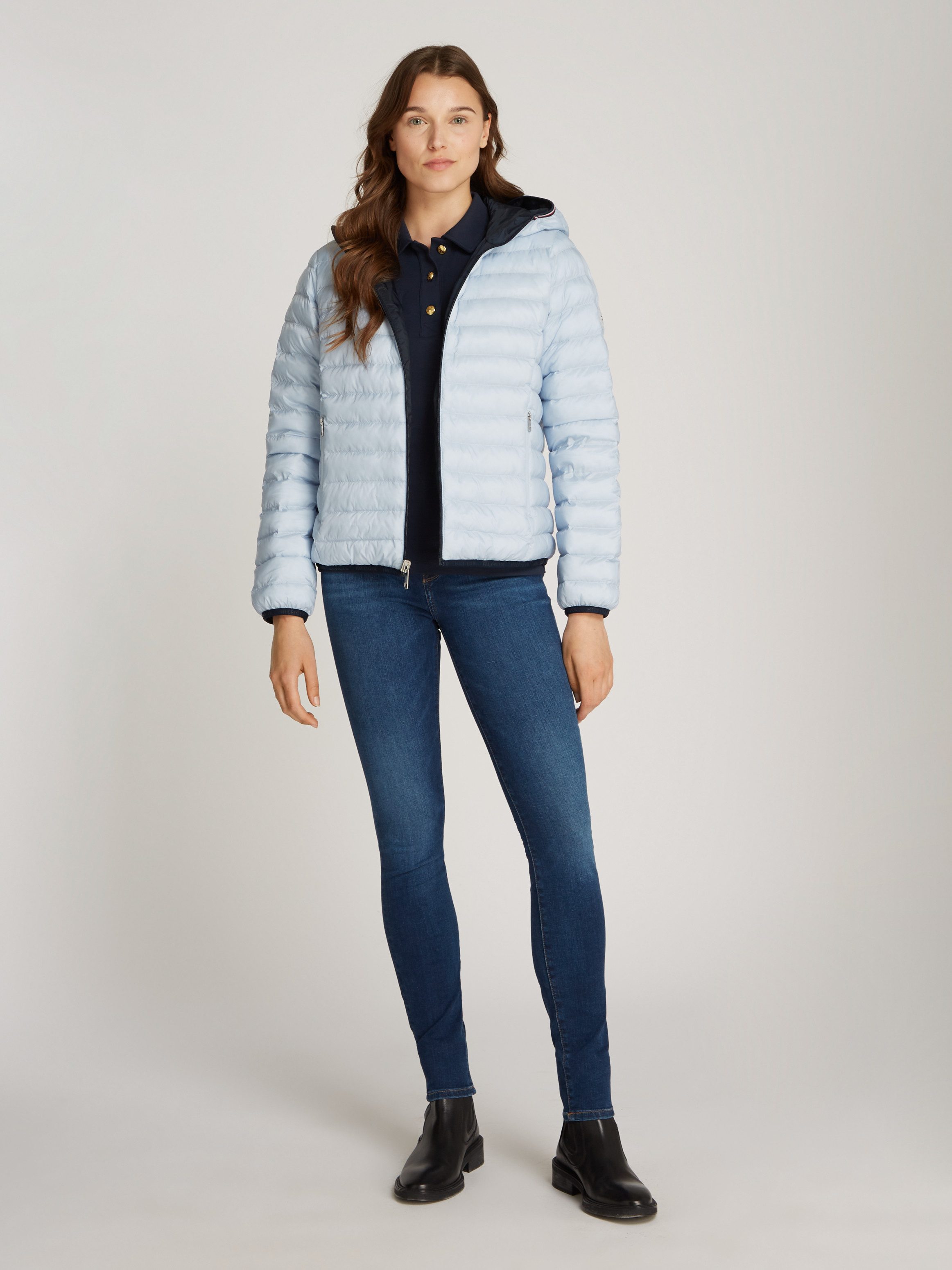 Tommy Hilfiger Gewatteerde jas REVERSIBLE LW PADDED JACKET met omkeerbare draagmogelijkheid lichte vulling logo-patch