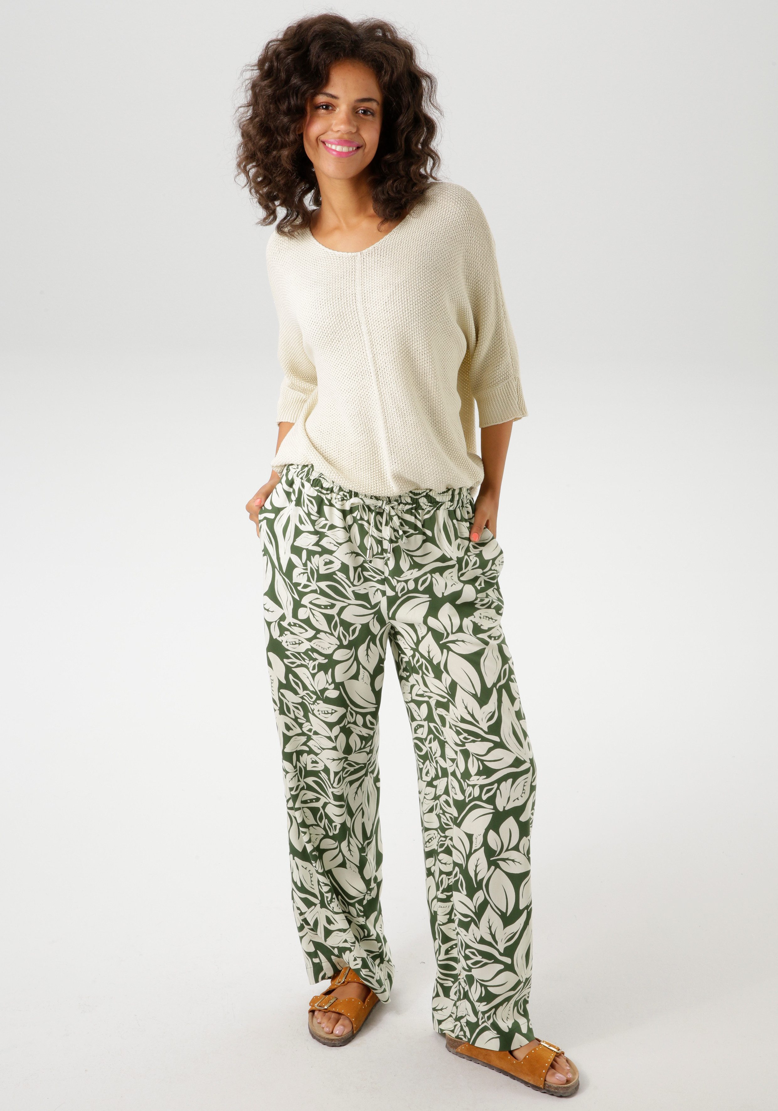 Aniston CASUAL Comfortbroek met fantasierijke bladeren bedrukt