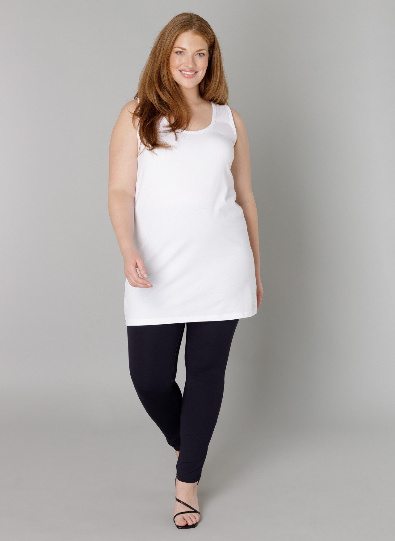 Base Level Curvy Top Over de heupen vallend model met splitjes bij de zoom