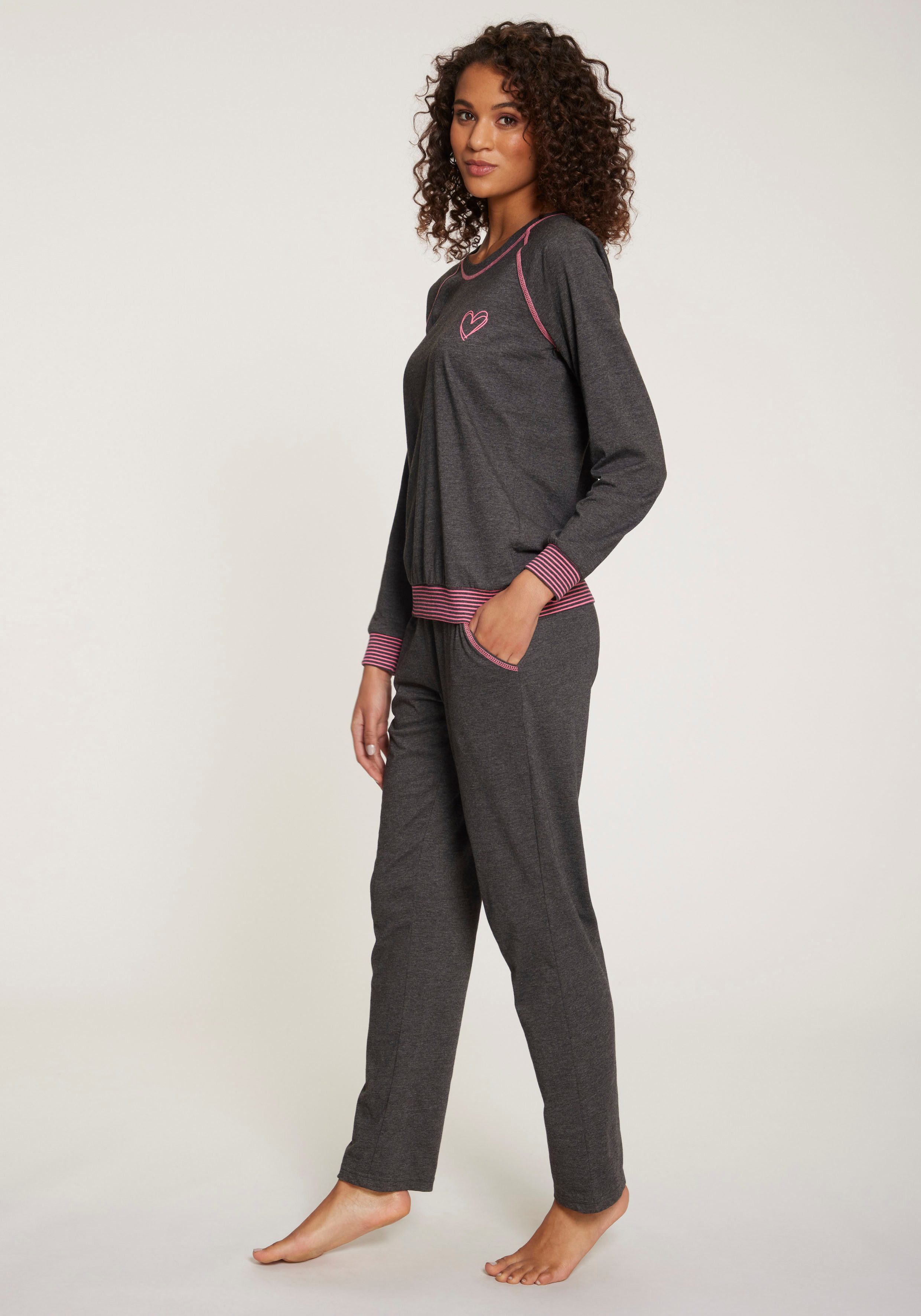 Vivance Dreams Pyjama met decoratieve flatlock-naden in neonkleuren (2-delig)