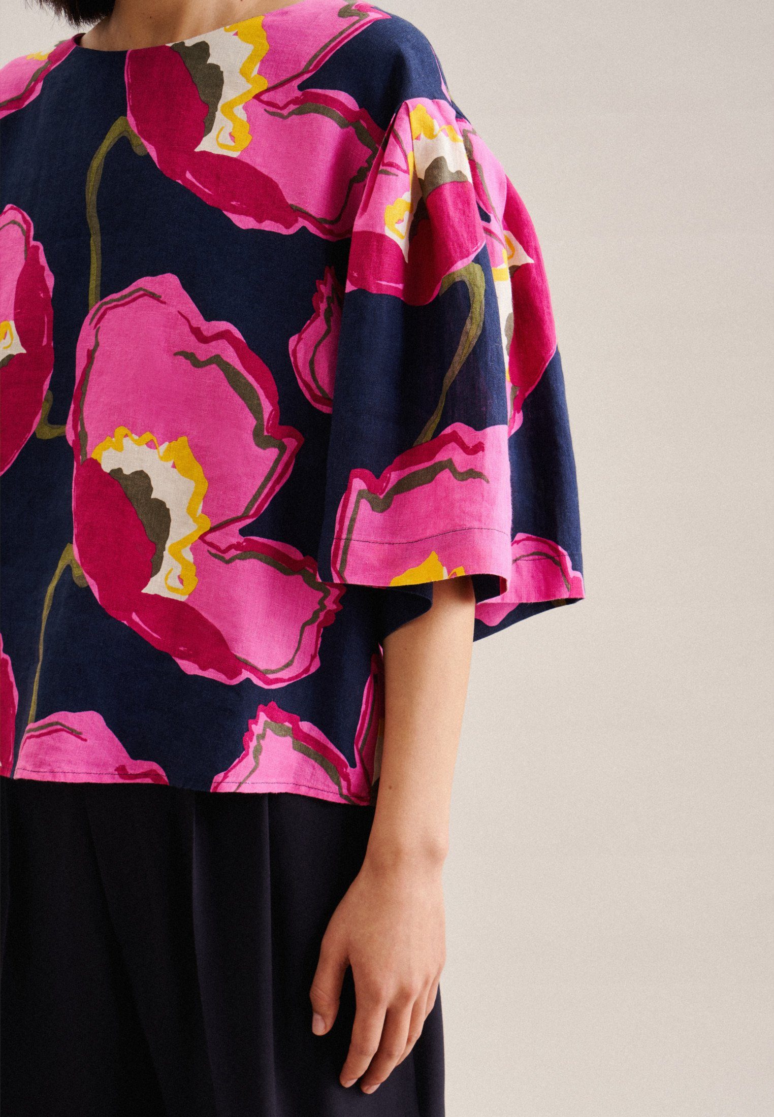 seidensticker Shirtblouse Zwarte roos Korte mouwen ronde hals in bloemmotief