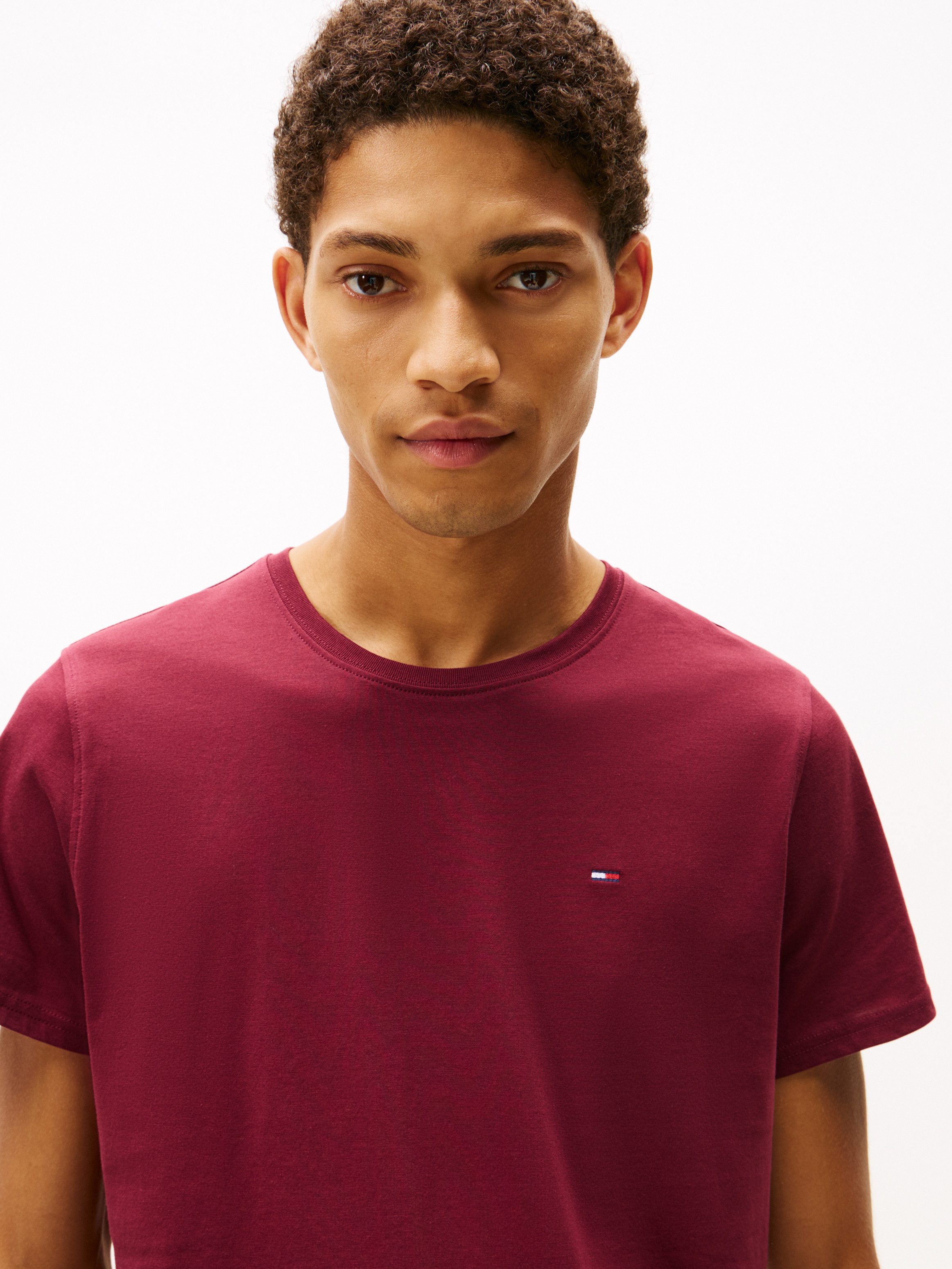 TOMMY JEANS T-shirt TJM ESSENTIAL SOLID TEE met ronde hals en subtiele logo-vlag