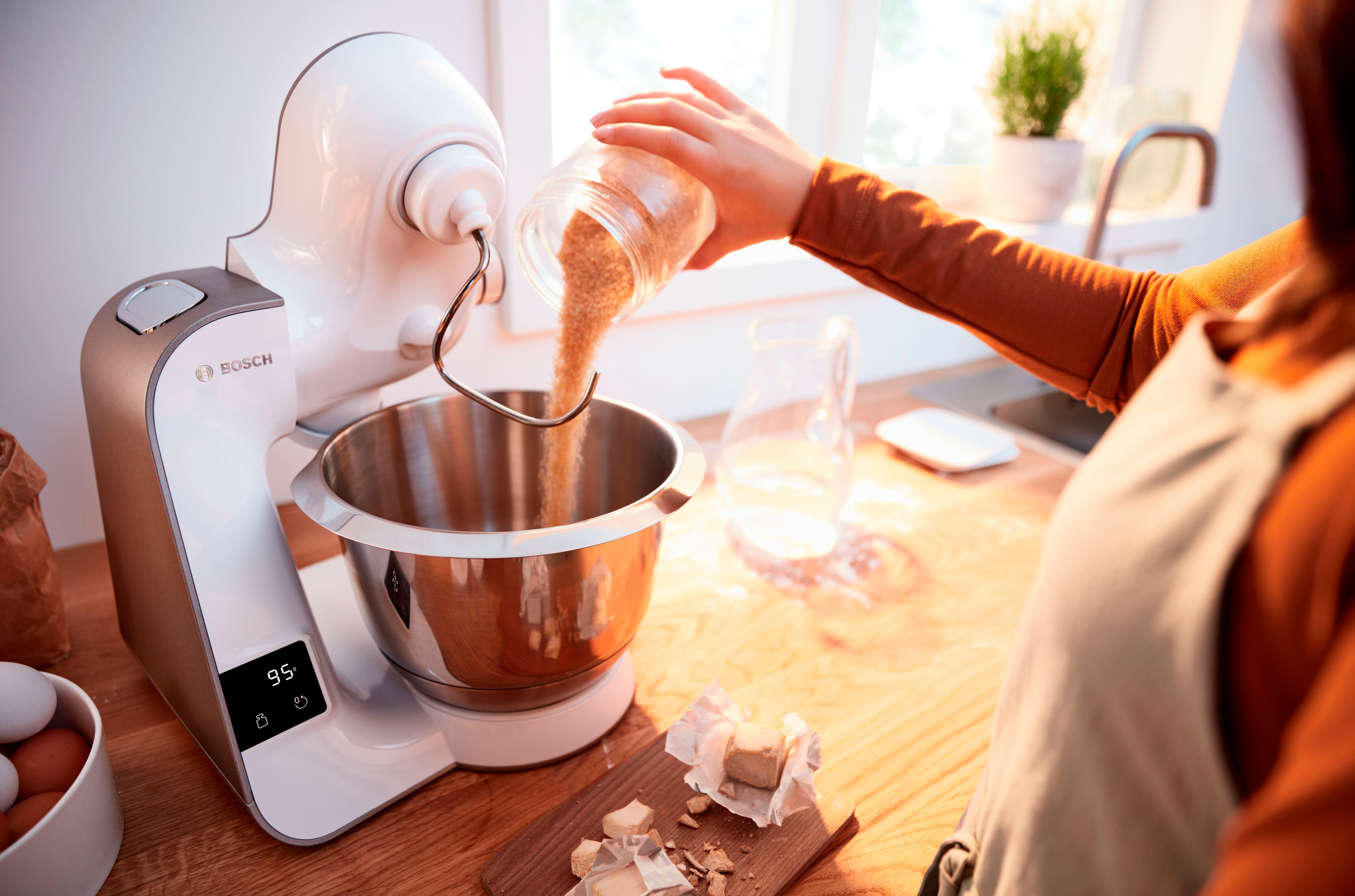 BOSCH Keukenmachine Serie 4 MUM5XW40, geïntegreerde weegschaal, continu rasp- en snijapparaat, wit/champagne