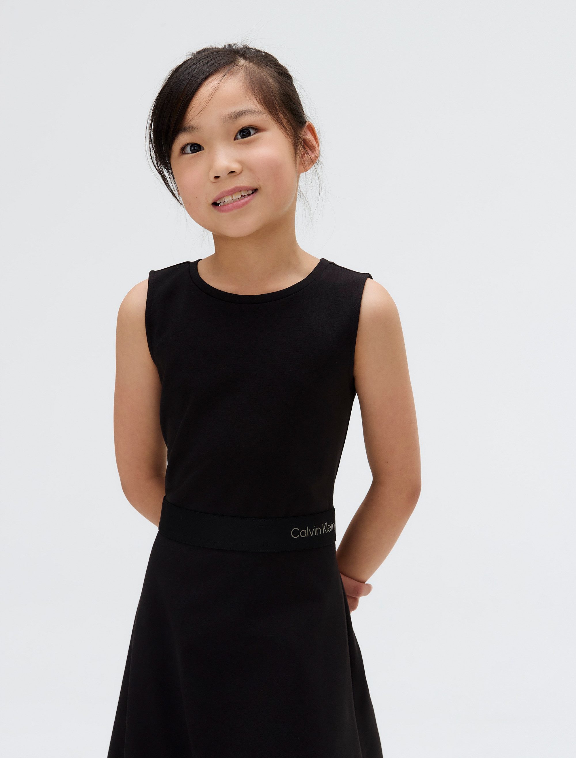 Calvin Klein Mini-jurk FIT FLARE SLEEVELESS PUNTO DRESS Logo-tape-afwerking aan de taille