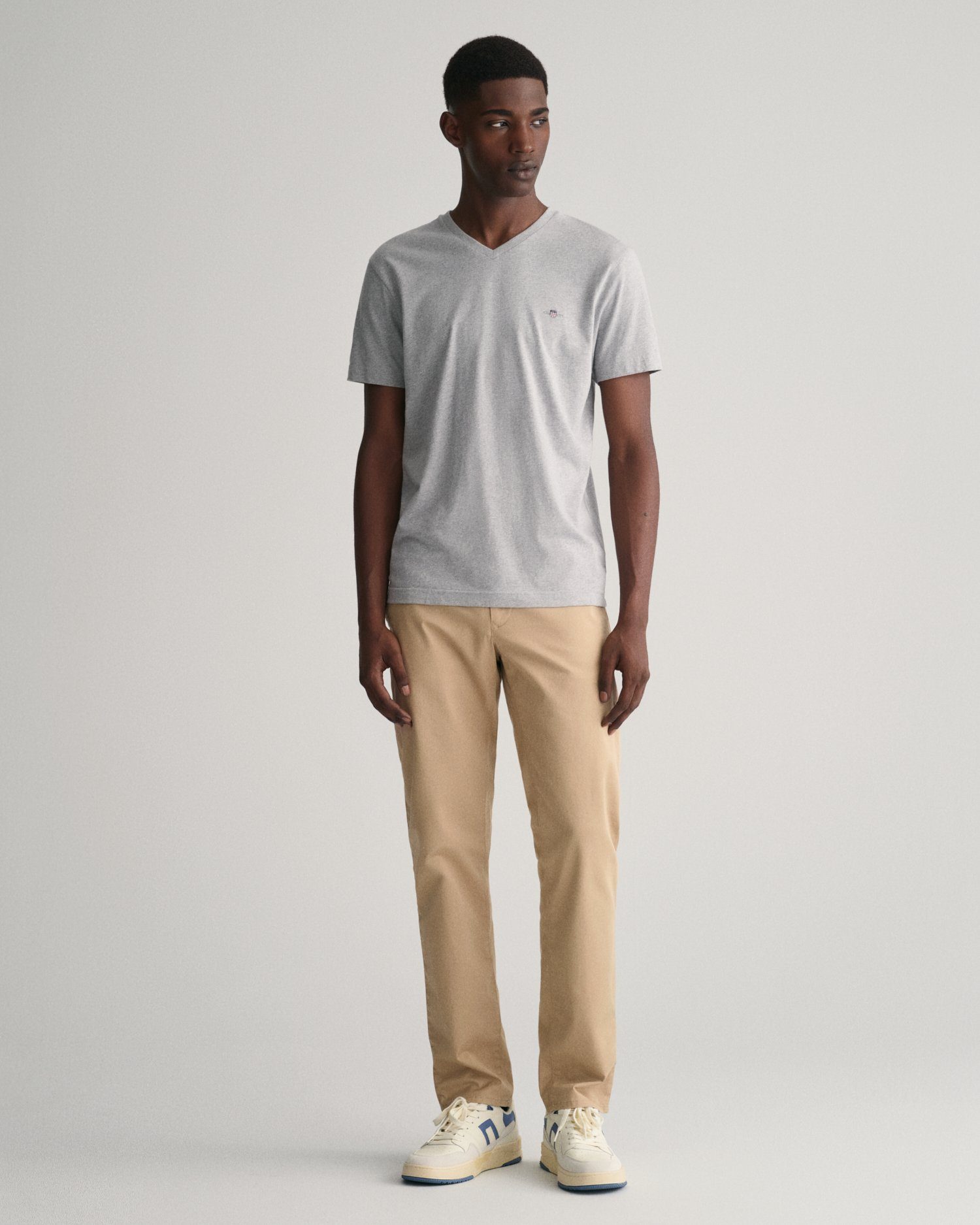 Gant T-shirt SLIM SHIELD V-NECK T-SHIRT met een klein geborduurd logo op de borst
