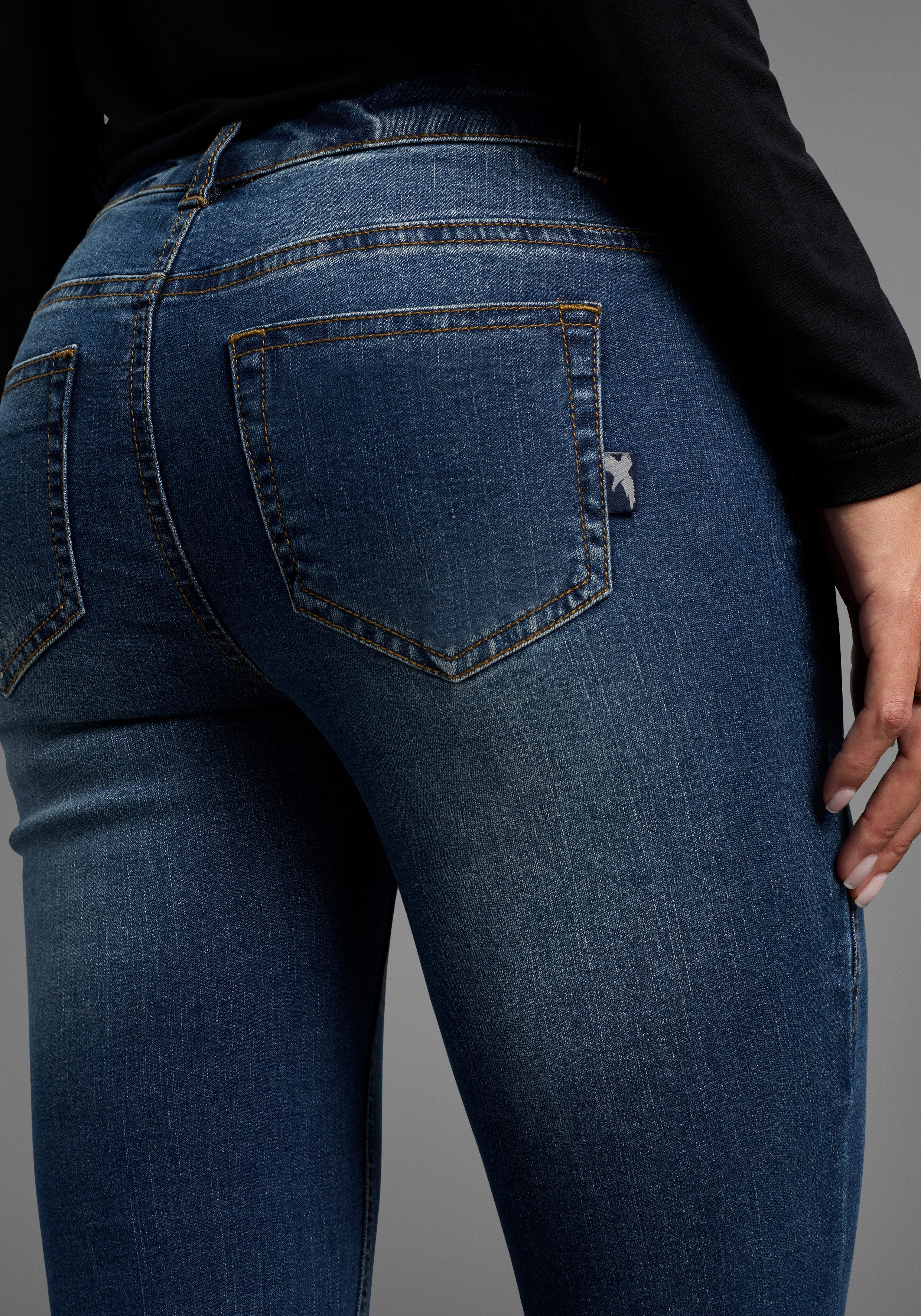 Arizona Bootcut jeans Met geren uitlopende pasvorm, lage taille, elastisch materiaal