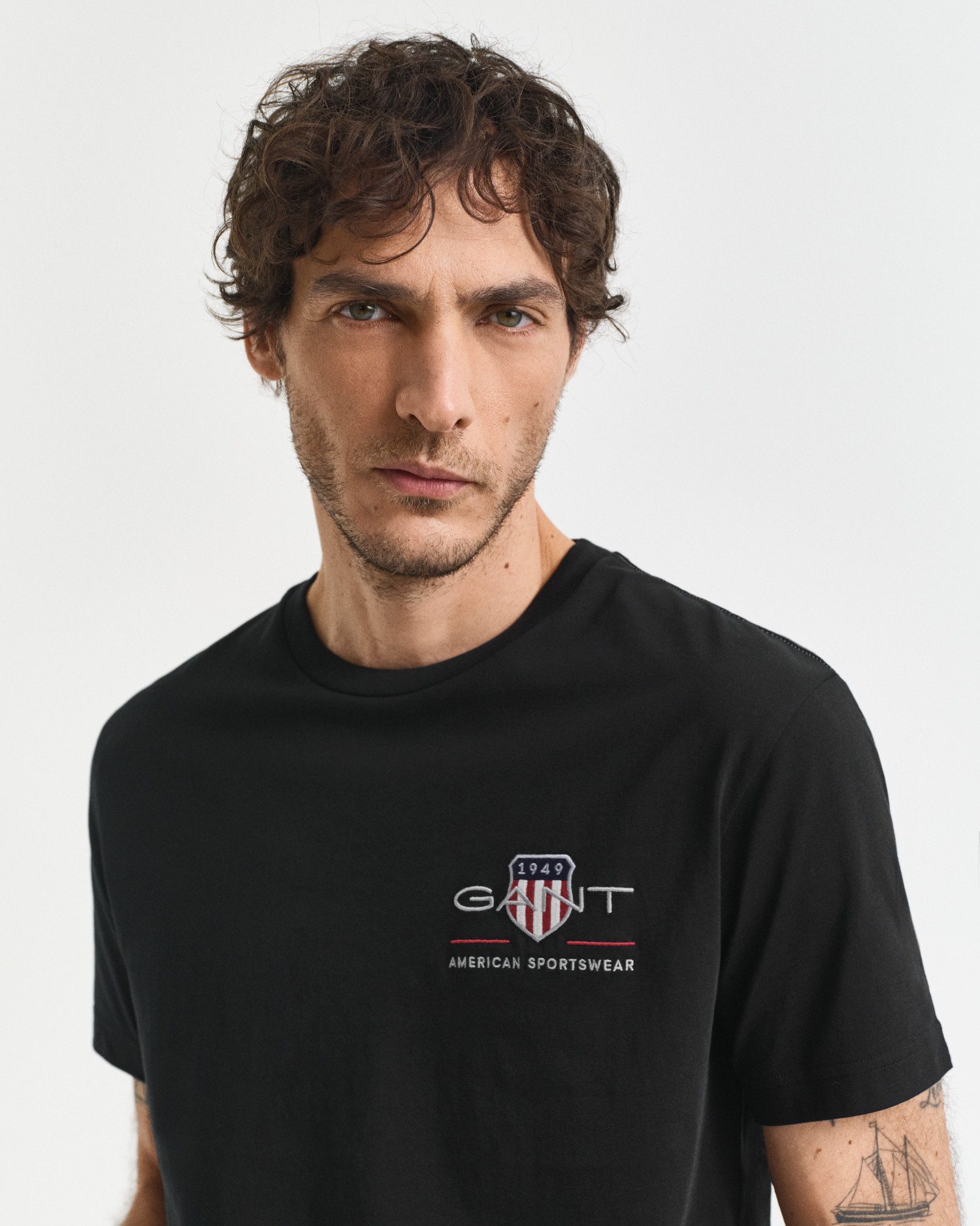Gant T-shirt REG ARCHIVE SHIELD EMB SS T-SHIRT geïnspireerd door het archief uit de jaren '80