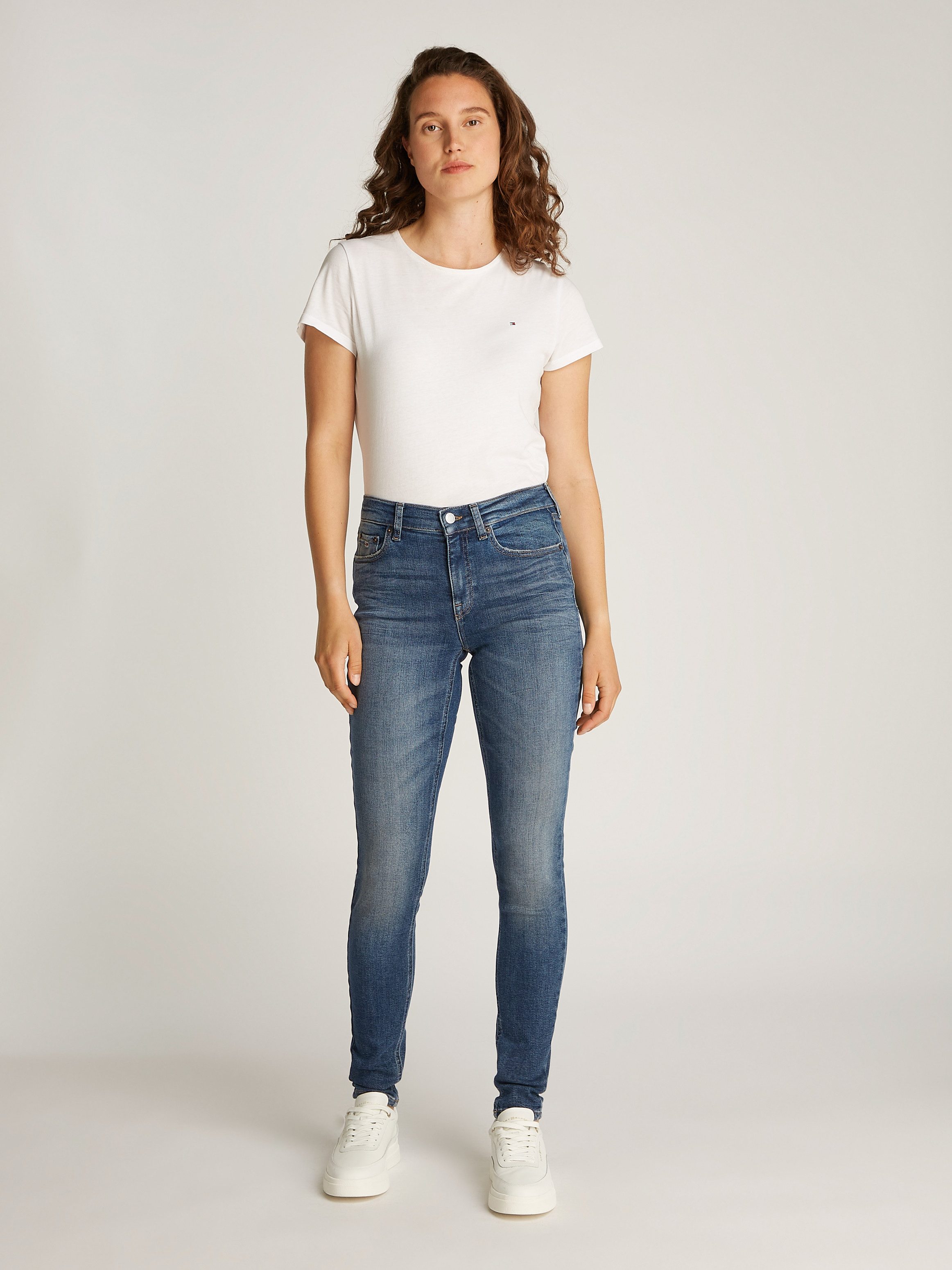 TOMMY JEANS Skinny fit jeans Nora Mid Rise Skinny Fit met wasbeurt met logo-badge