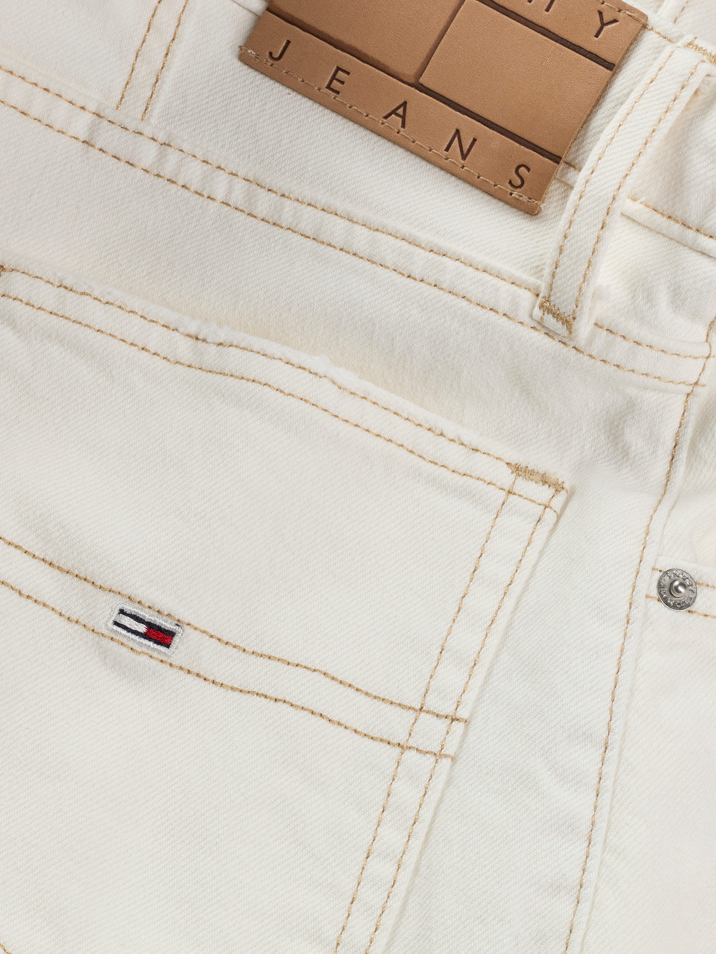 TOMMY JEANS Short MOM SHORT BI8194 met logo-badge, rafelige rand