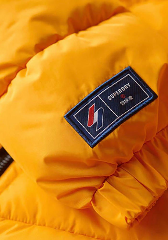 Superdry Gewatteerde jas HOODED SPORTS PUFFR JACKET met contrastkleurig borduursel