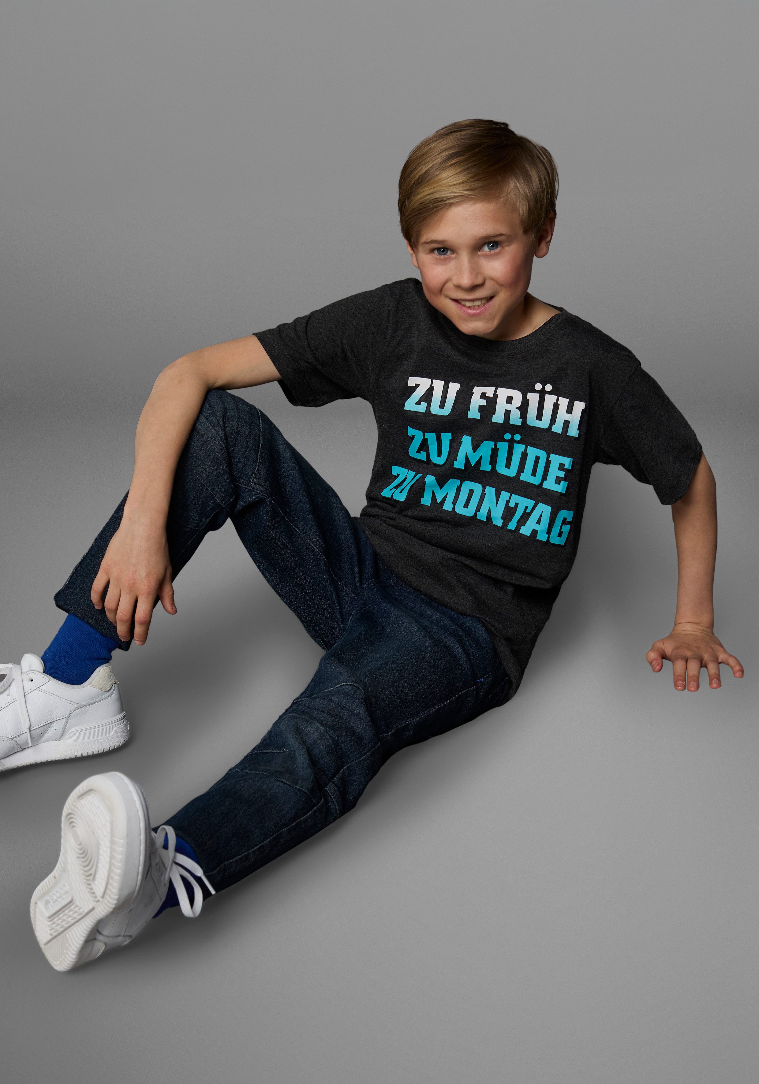 KIDSWORLD T-shirt Met spreuk: ZU FRÜH, ZU MÜDE... Korte mouwen, basic pasvorm, met stijlvolle print, ronde hals
