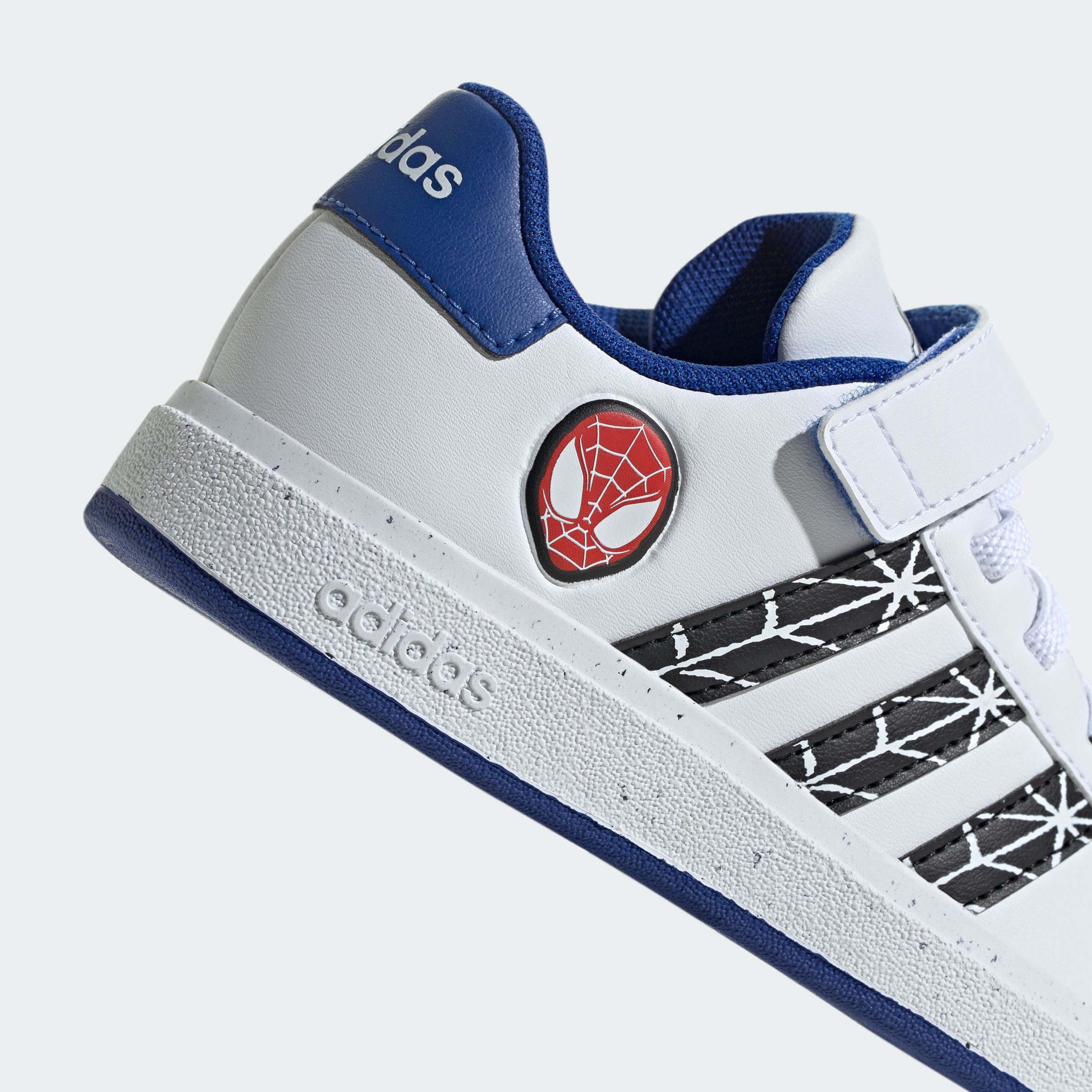 adidas Sportswear Sneakers MARVEL’S SPIDER-MAN GRAND COURT KIDS Design geïnspireerd op de adidas Superstar