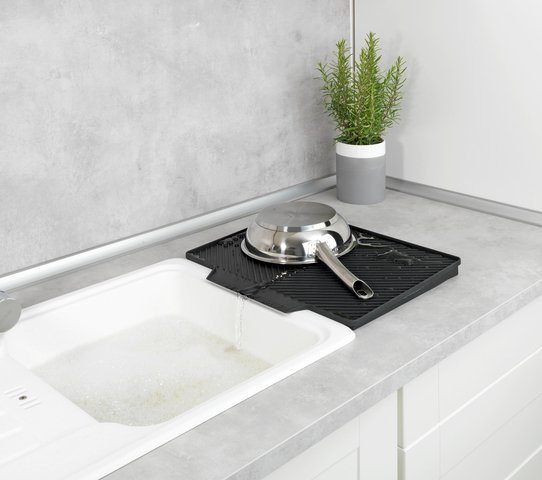 WENKO Afdruipmat Model Nelia met afvoergestel zwart, hellend oppervlak voor optimale waterafvoer