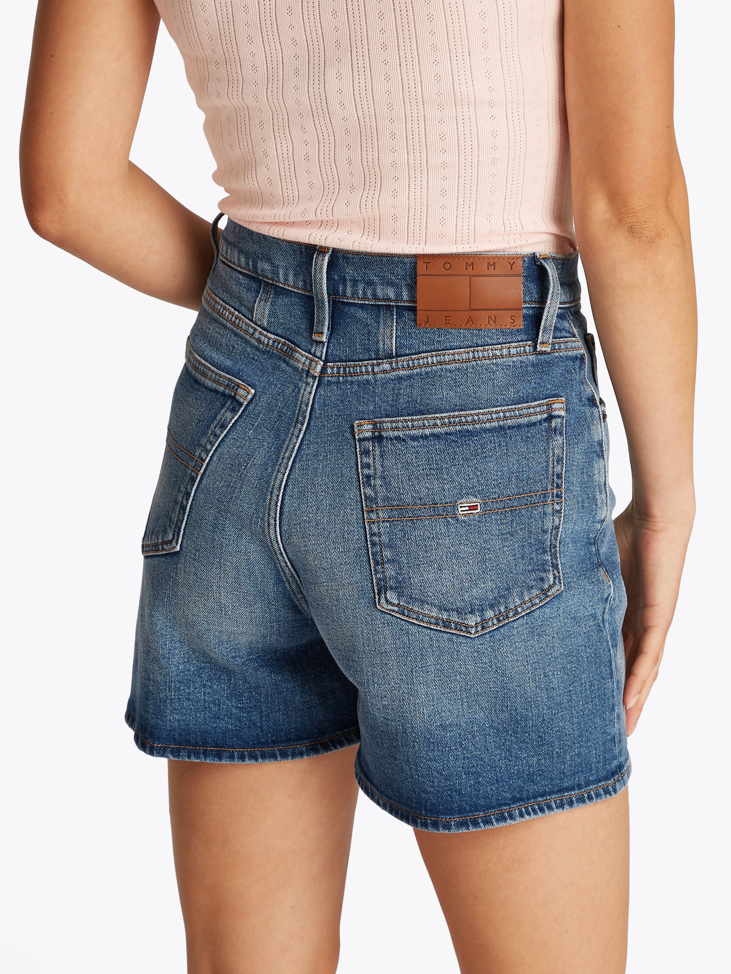 TOMMY JEANS Short MOM SHORT BI0134 met logo-badge, in blauwe wassing