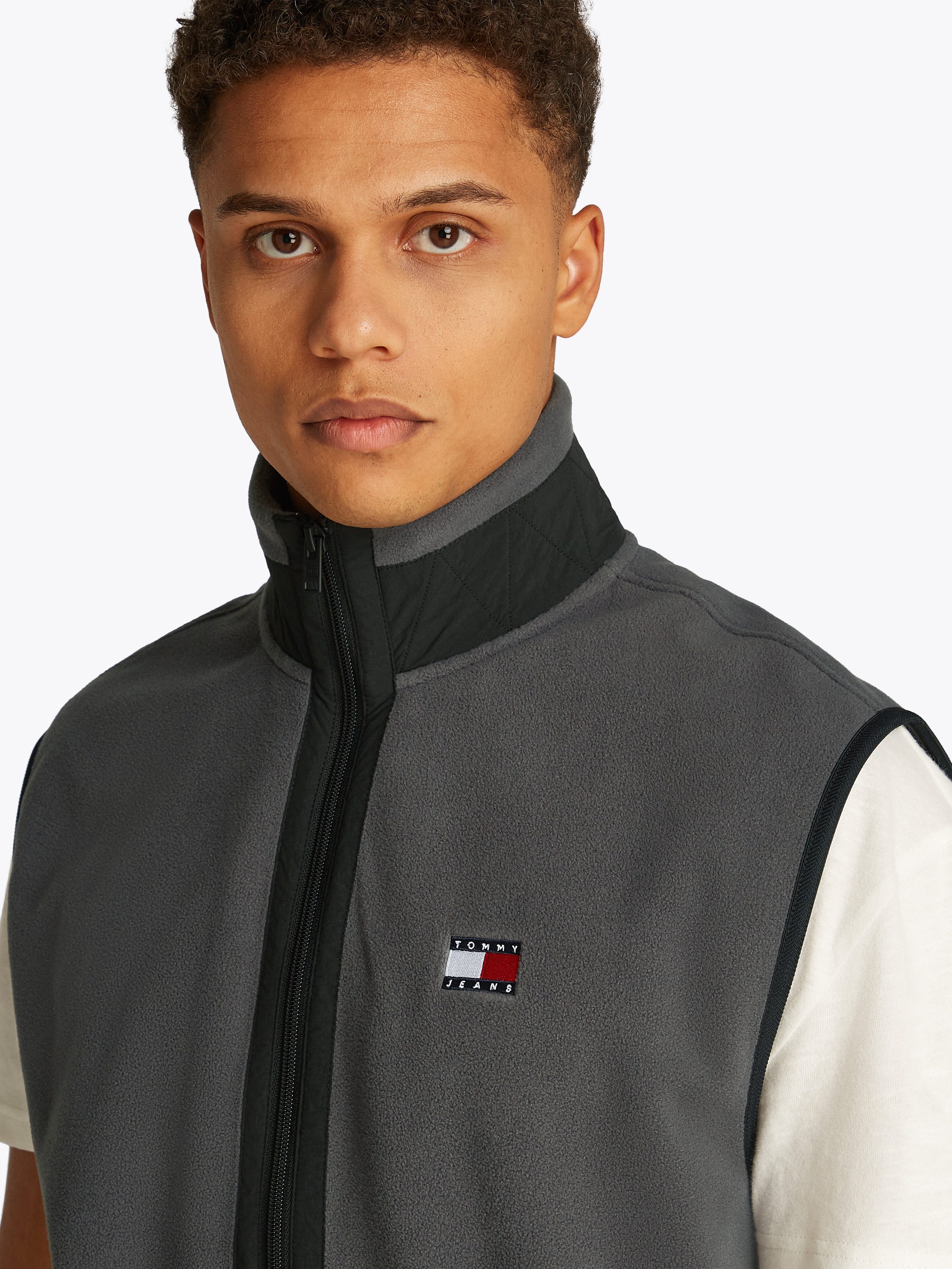 Tommy Jeans Plus Mouwloos fleecevest TJM POLAR FLEECE VEST EXT Grote maten, met contrasterende details