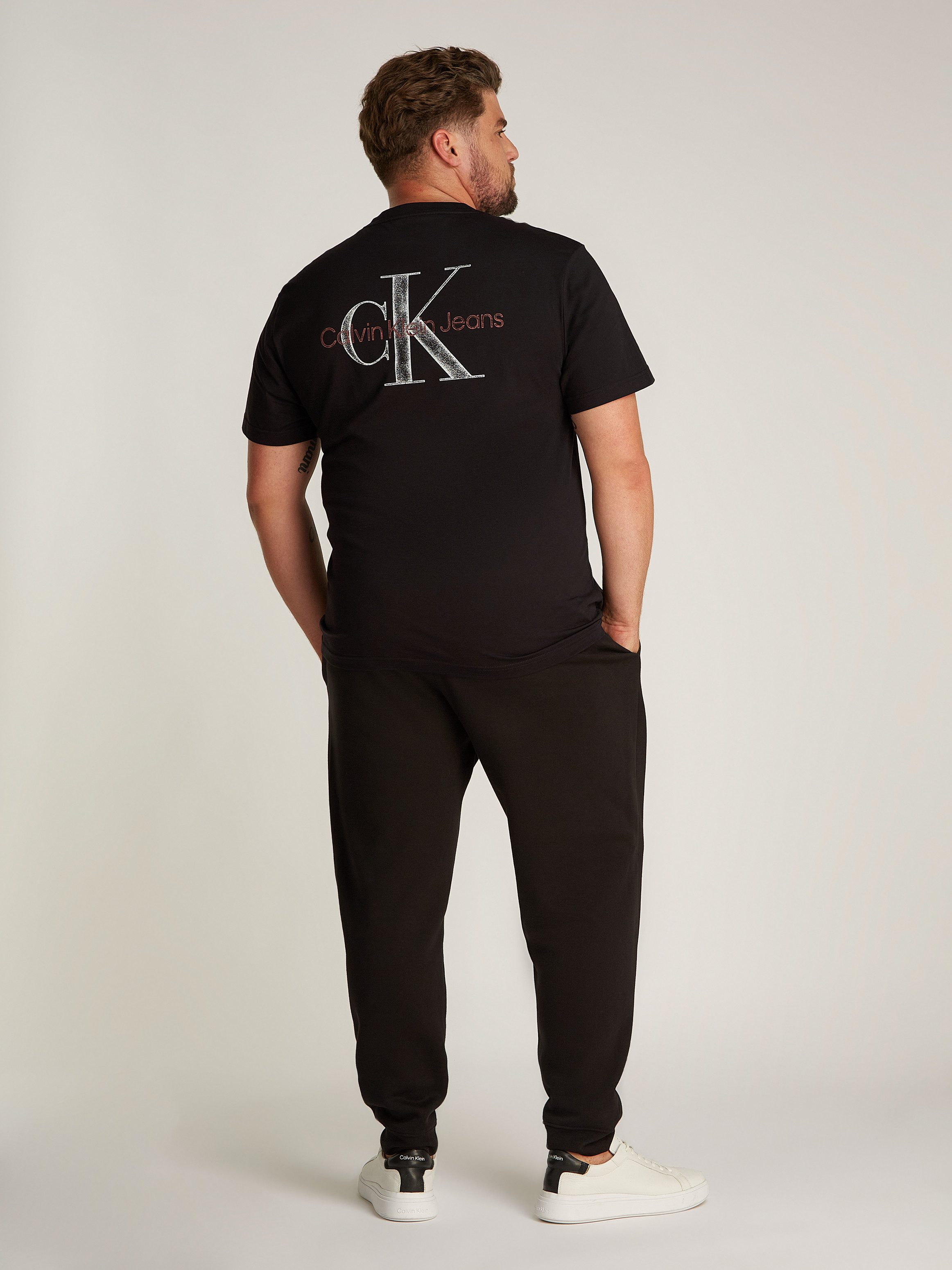 Calvin Klein Jeans Plus T-shirt Plus Textured Monologo Tee in grote maten met rugprint