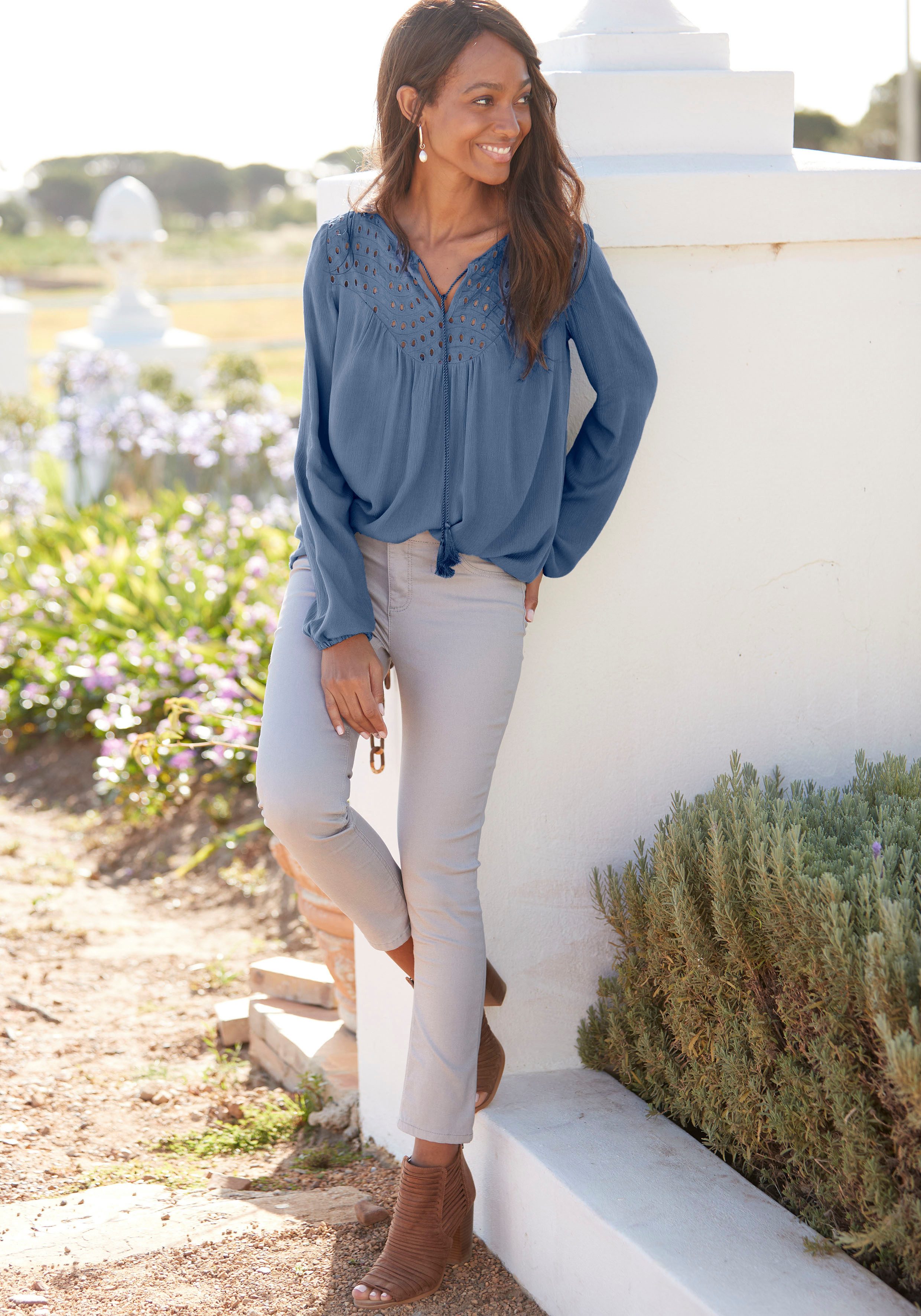 Lascana Crêpe-blouse met geborduurde oogjes damesblouse losse pasvorm