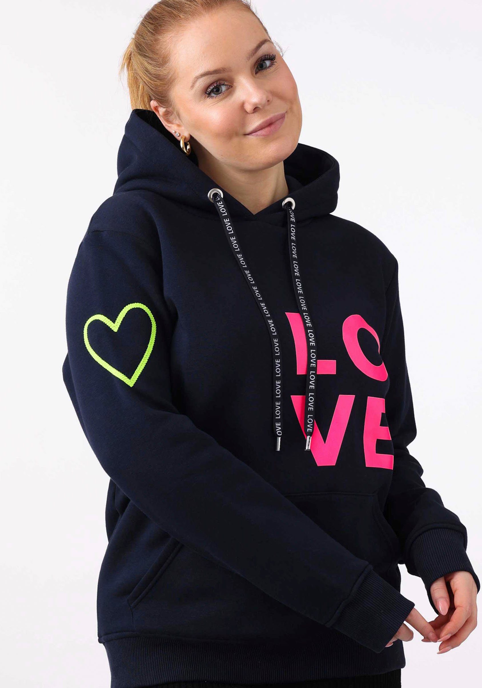 Zwillingsherz Hoodie met geborduurd neonhart op de mouw en "love"-schrift op koord