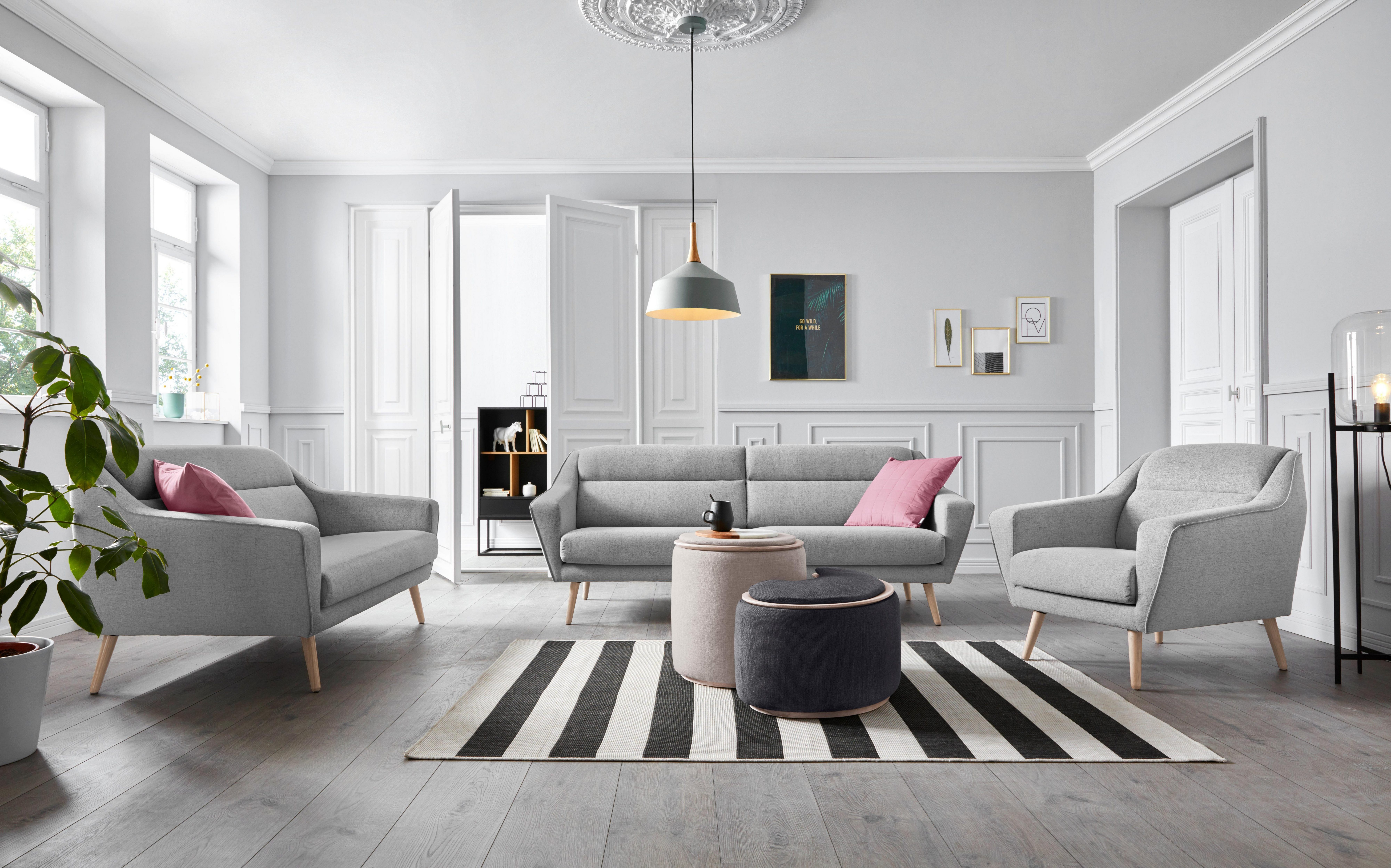 andas Fauteuil Bille met naad in het rugkussen en eikenhouten poten, design by morten georgsen