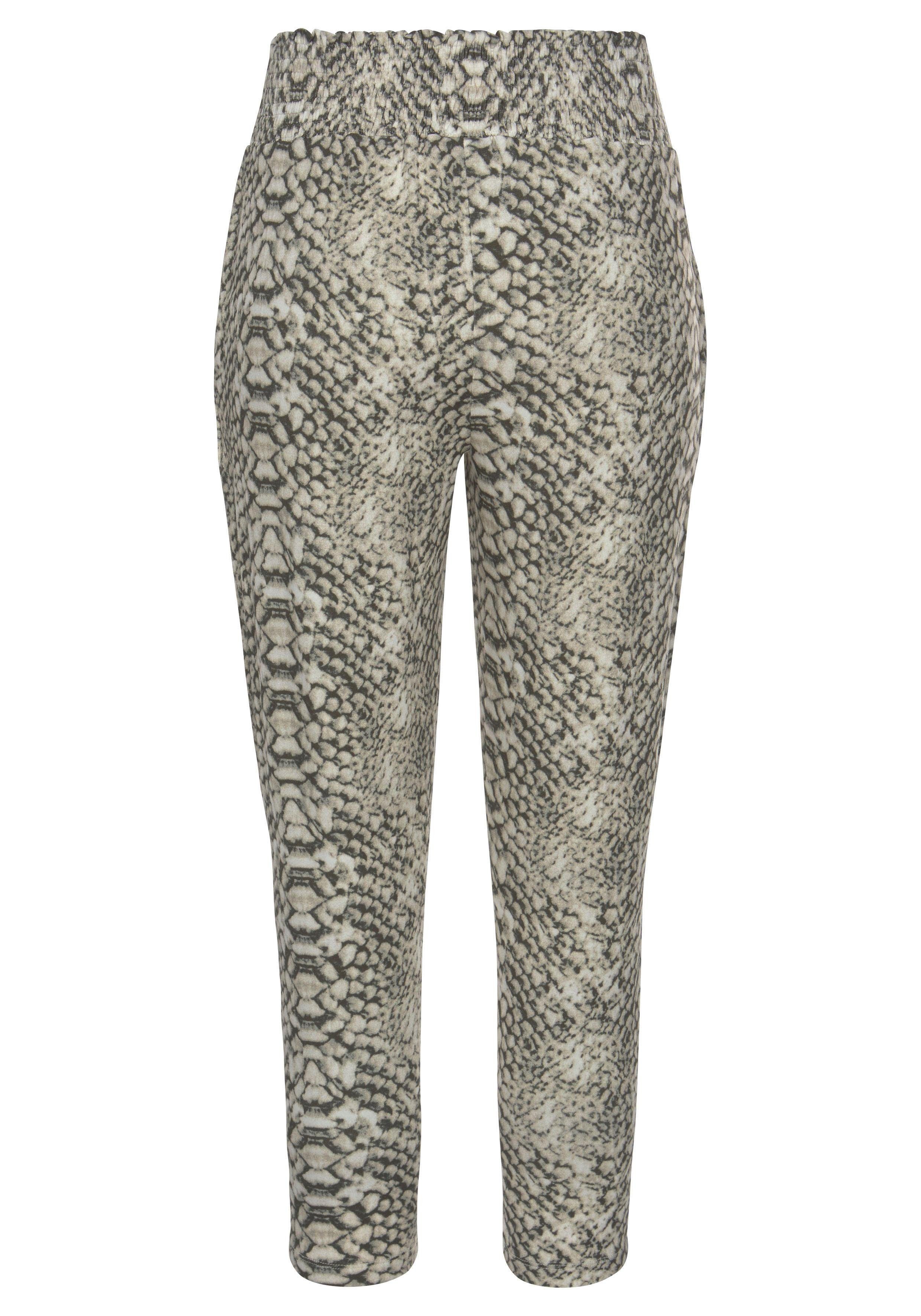 Lascana Strandbroek met all-over print in reptielen look en zakken, 7/8 lengte, jersey broek
