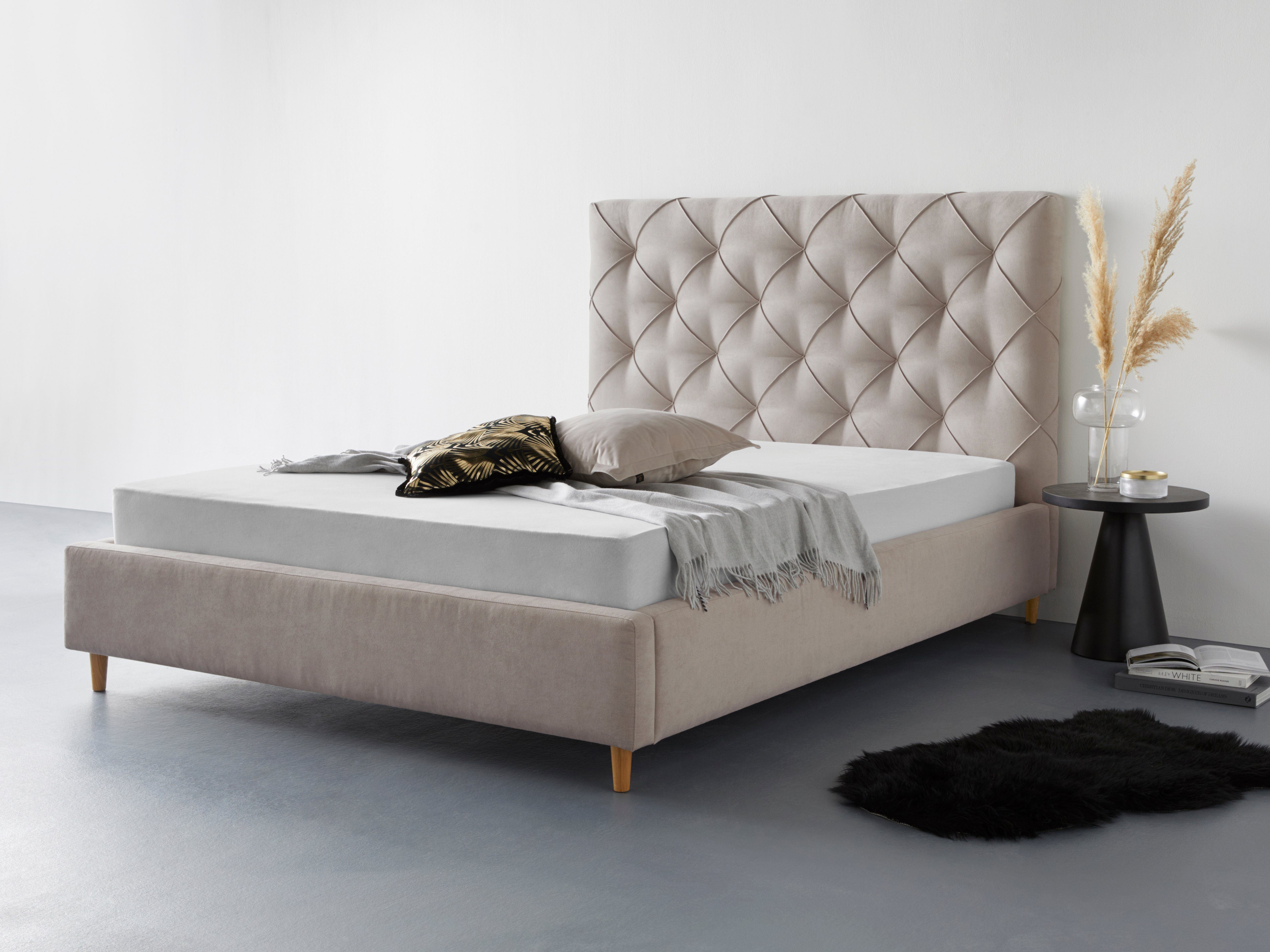 Leonique Gestoffeerd bed LOUANNE met mooie capitonnage aan de achterkant, met bedkist bedden beige