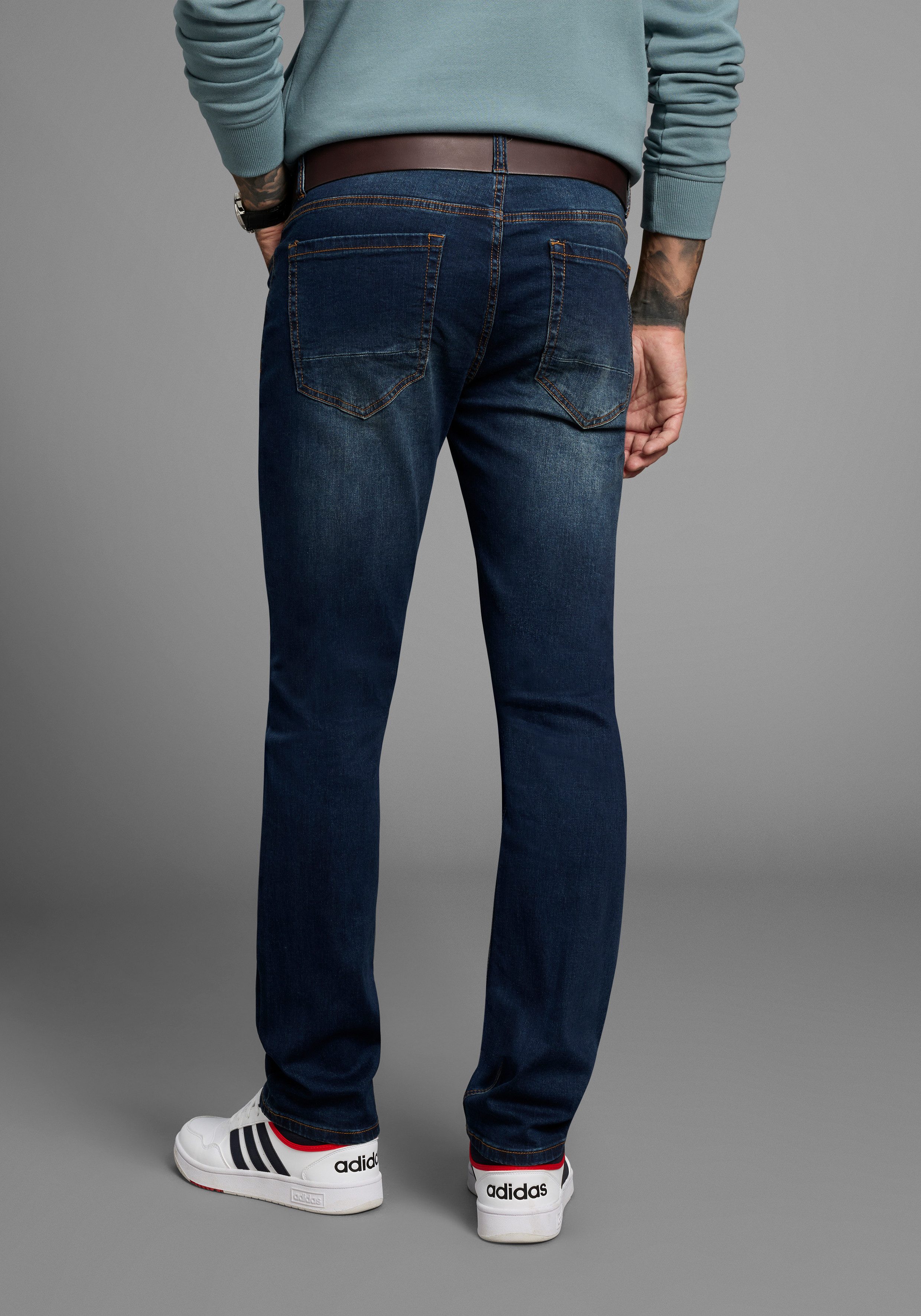 Bruno Banani Straight jeans Hutch rechte broekspijpen, gedeeltelijk met modieuze destroyed-effecten,