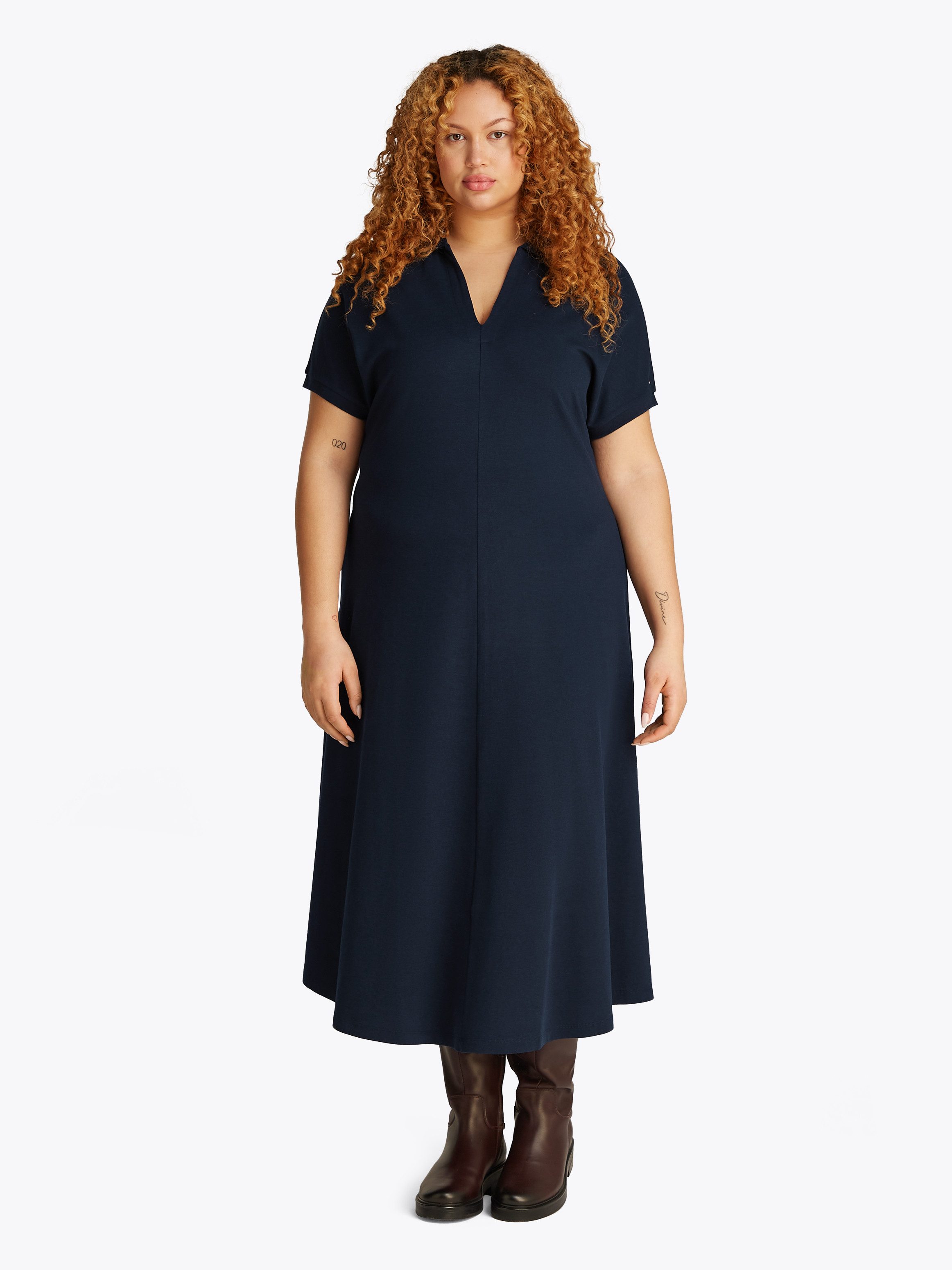 Tommy Hilfiger Curve Midi-jurk CRV LYOCELL OPEN-NK MIDI DRESS in grote maten, logoborduursel, v-hals
