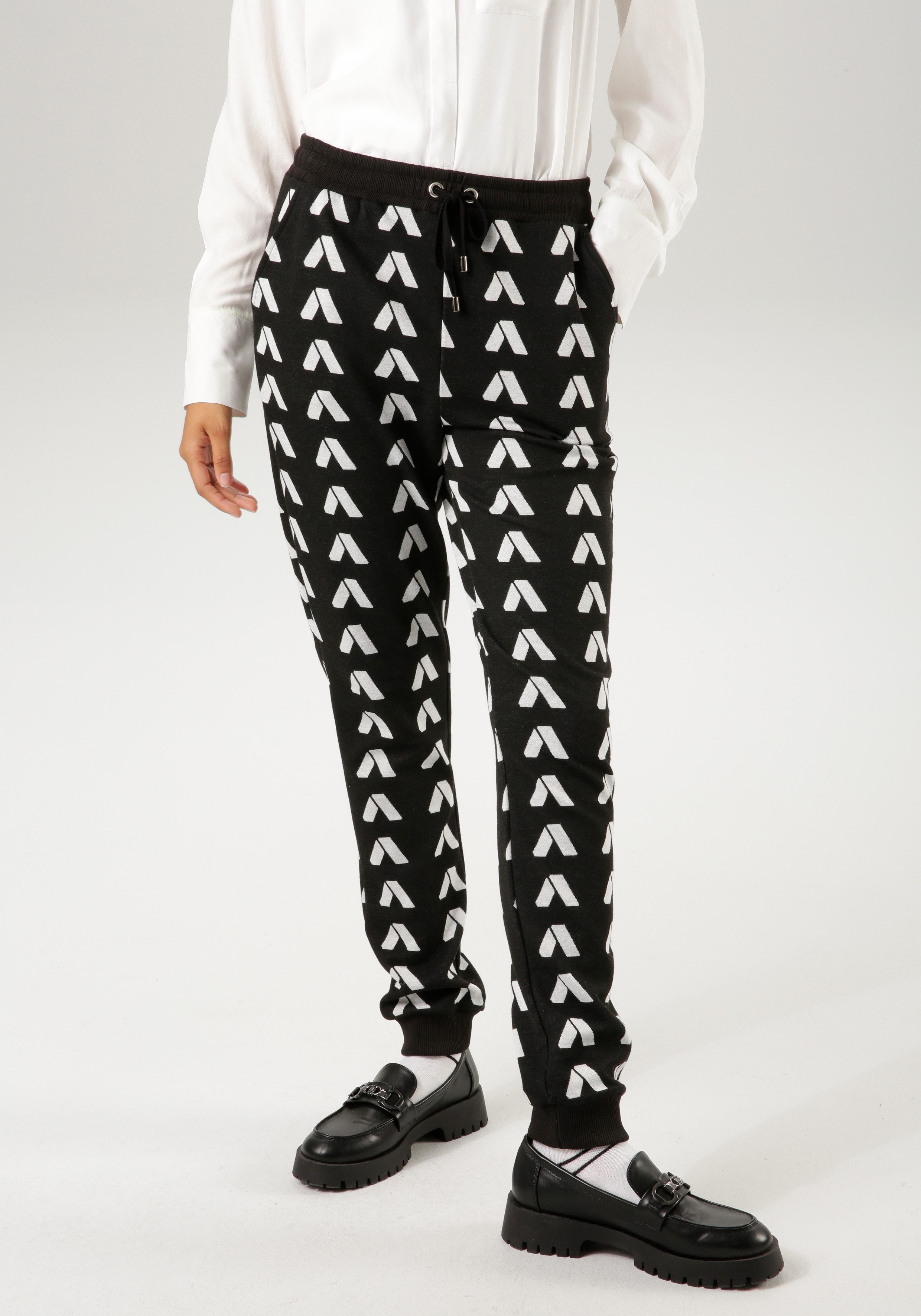 Aniston CASUAL Comfortbroek met contrasterende, abstracte a's