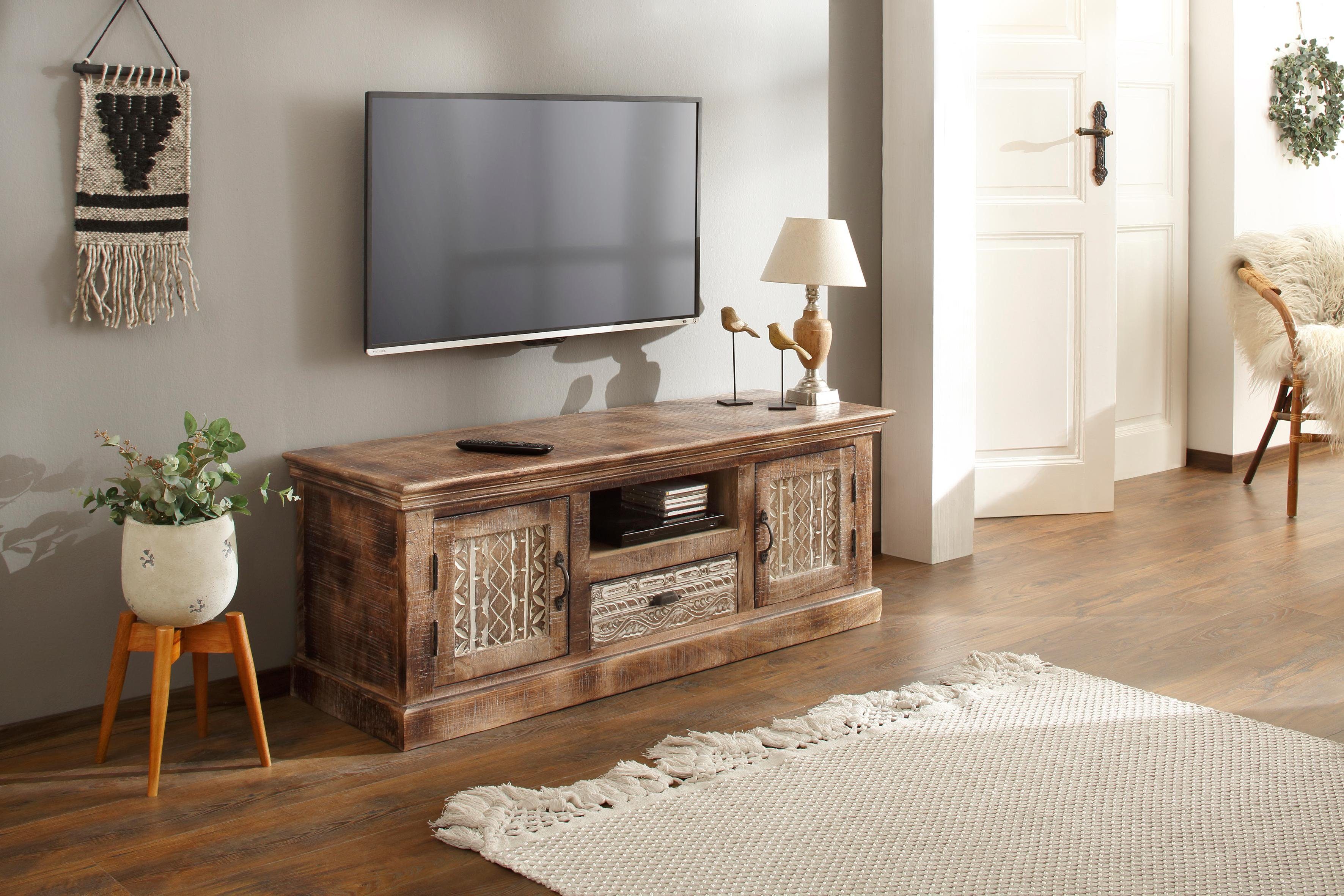 Home affaire Tv-meubel Maneesh Commode van massief mango hout met opbergruimtes, breedte 135cm lowboards maat 135x45x50 cm beige