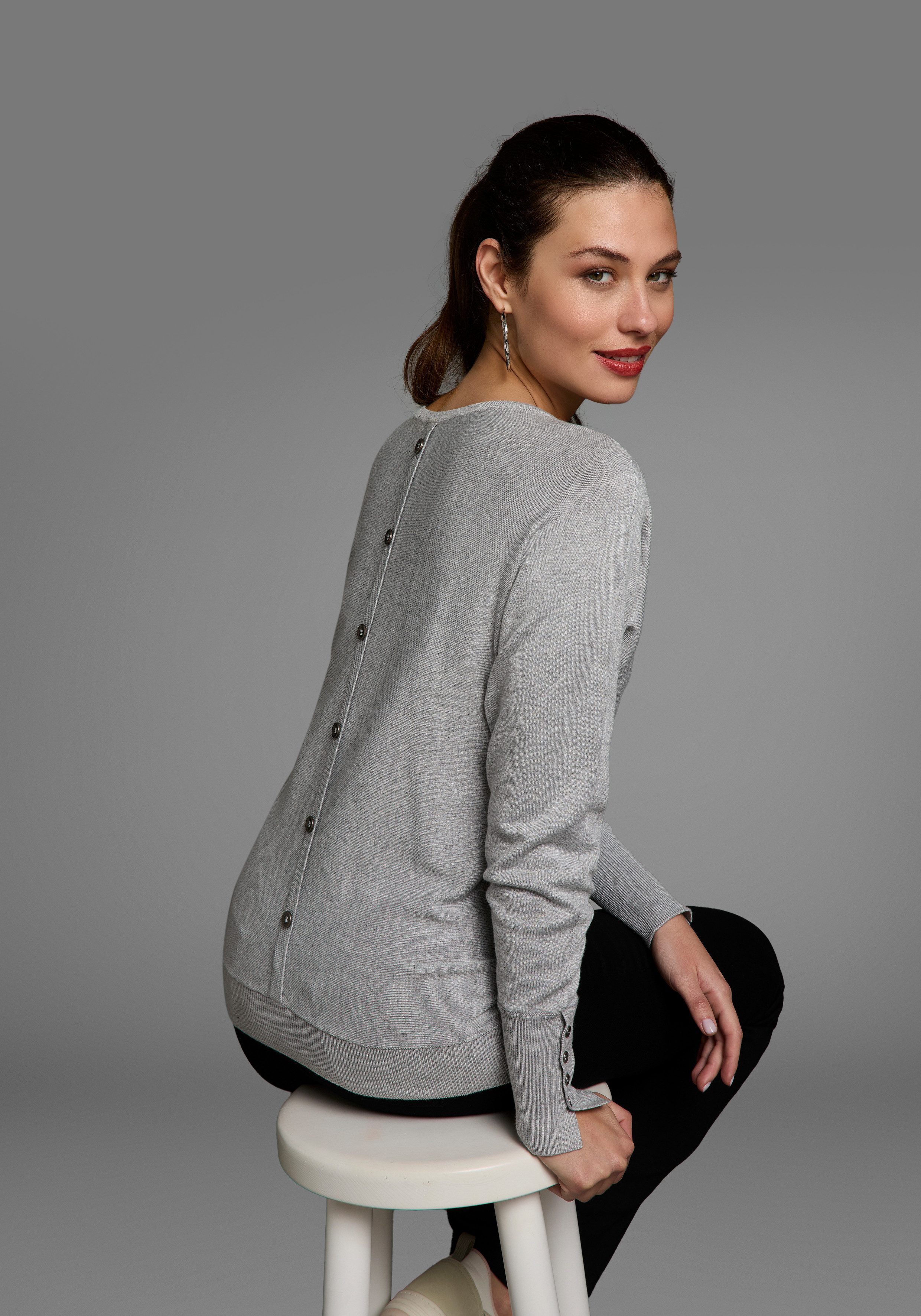 Laura Scott Trui met vleermuismouwen met sierknoopsluiting