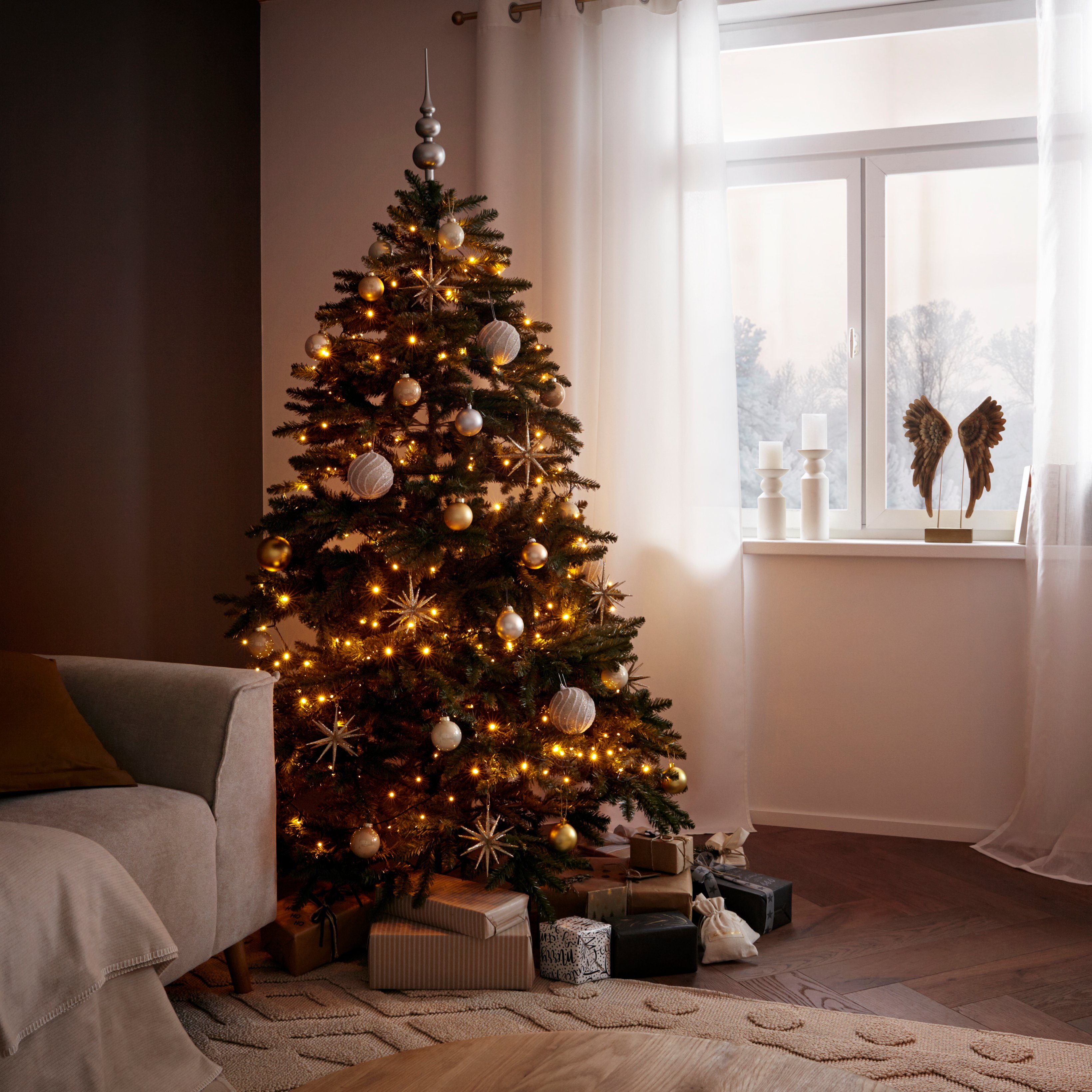 Creativ deco Kunstkerstboom Hoogte: 150 cm, kant-en-klaar versierd met 60 ballen en led-verlichting, zonder verdere decoratie