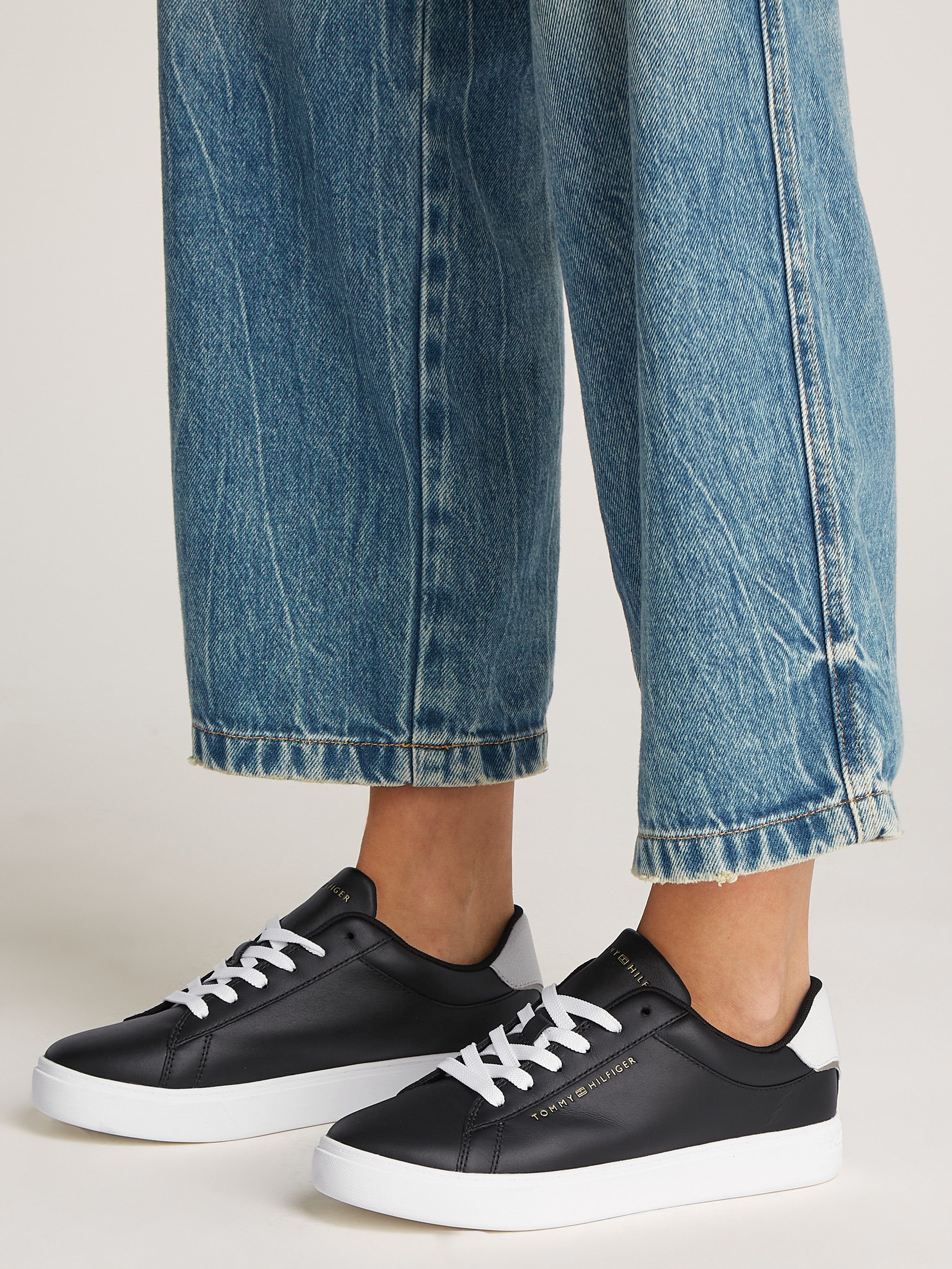 Tommy Hilfiger Plateausneakers ESSENTIAL COURT SNEAKER , vrijetijdsschoen, lage schoen, veterschoen met logo-opdruk