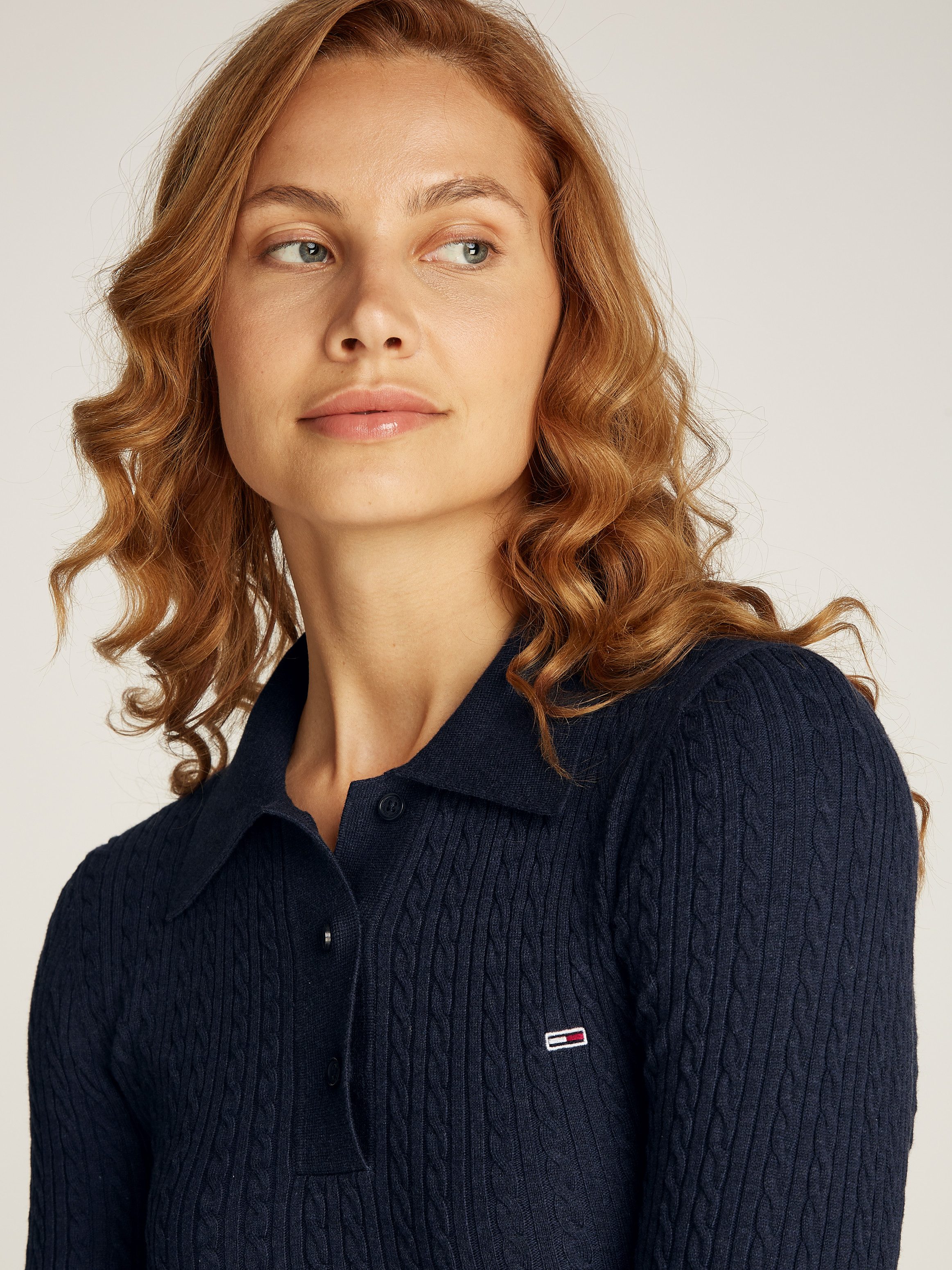 TOMMY JEANS Gebreide jurk TJW F&F POLO CABLE SWEATER DRESS met klein kabelpatroon polokraag