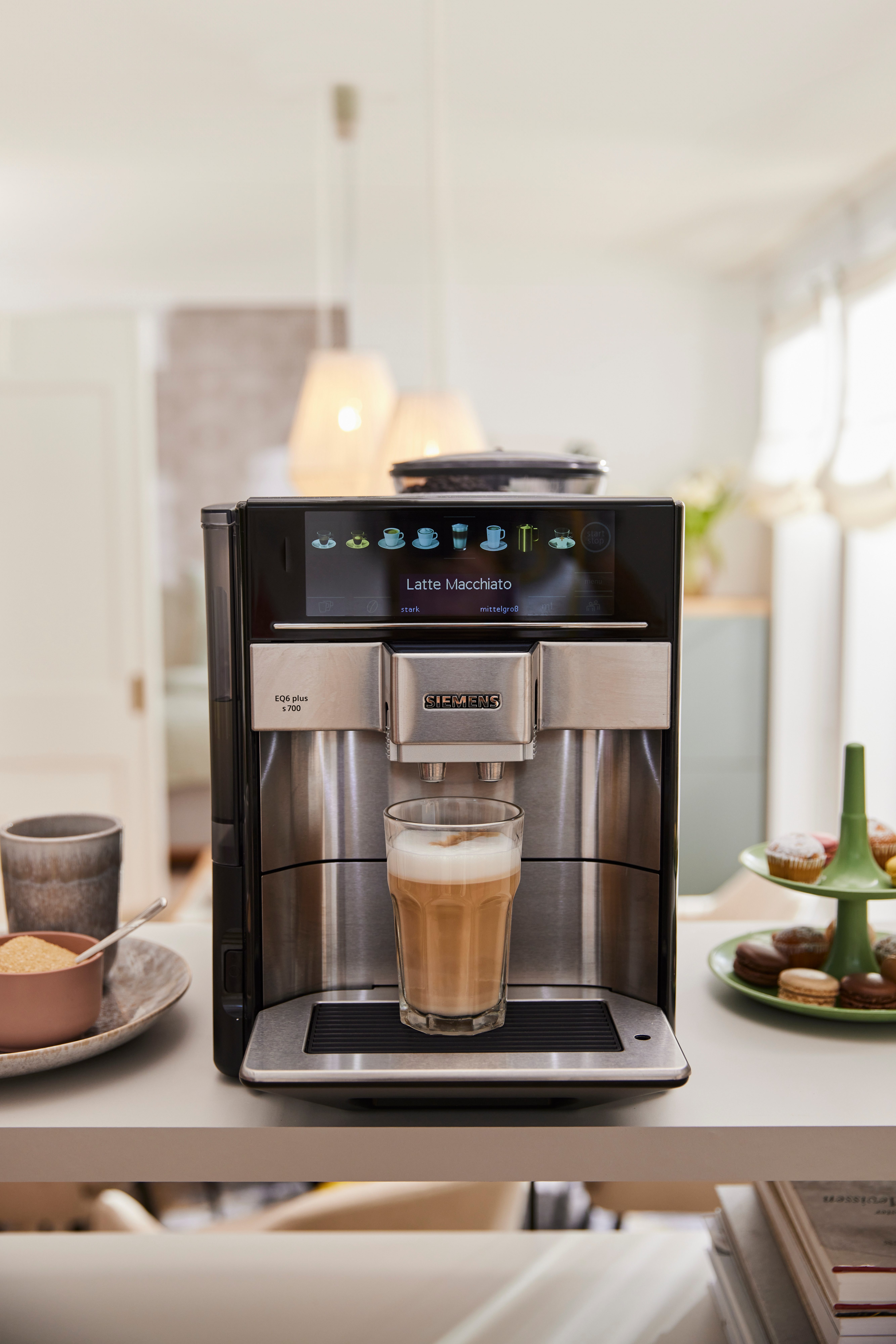 SIEMENS Volautomatisch koffiezetapparaat EQ6 plus s700 TE657503DE, dubbele tasfunctie, keramische maalwerk, veel koffiespecialiteiten, automatische stoomreiniging, roestvrij staal