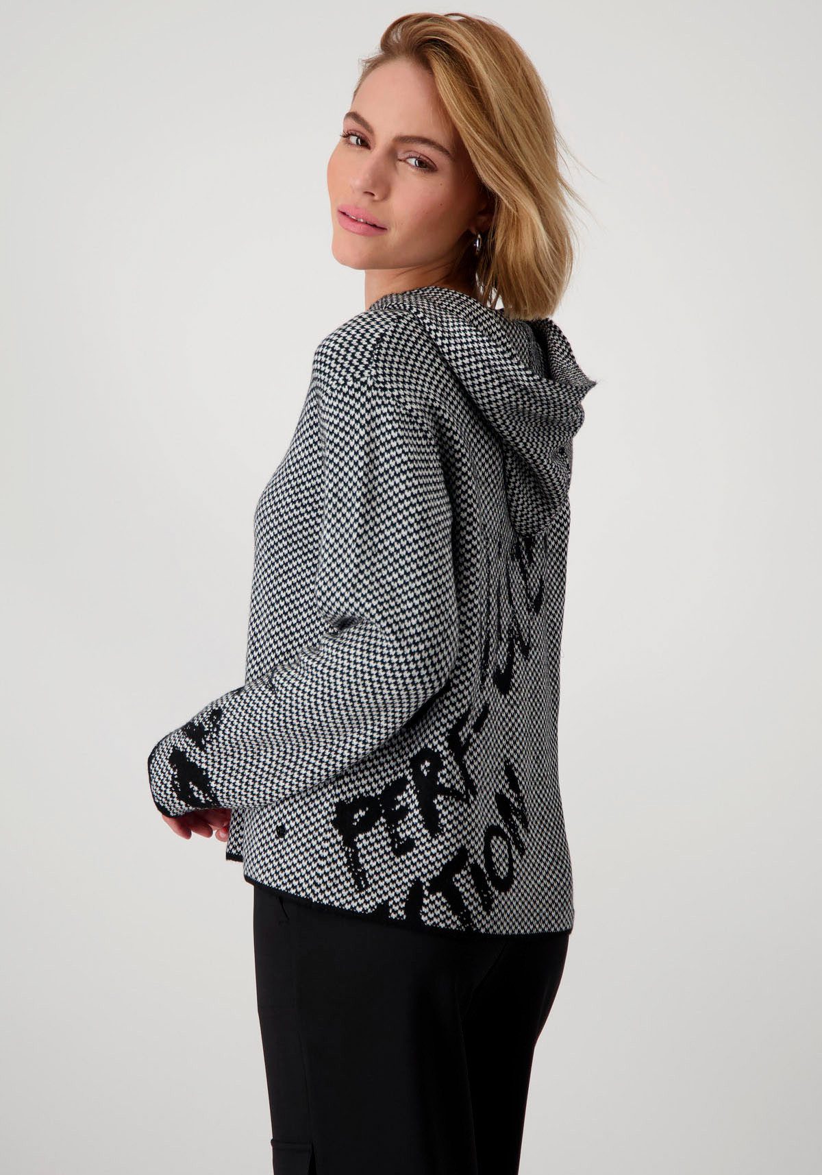 Monari Capuchontrui Pullover jacquard + tekst