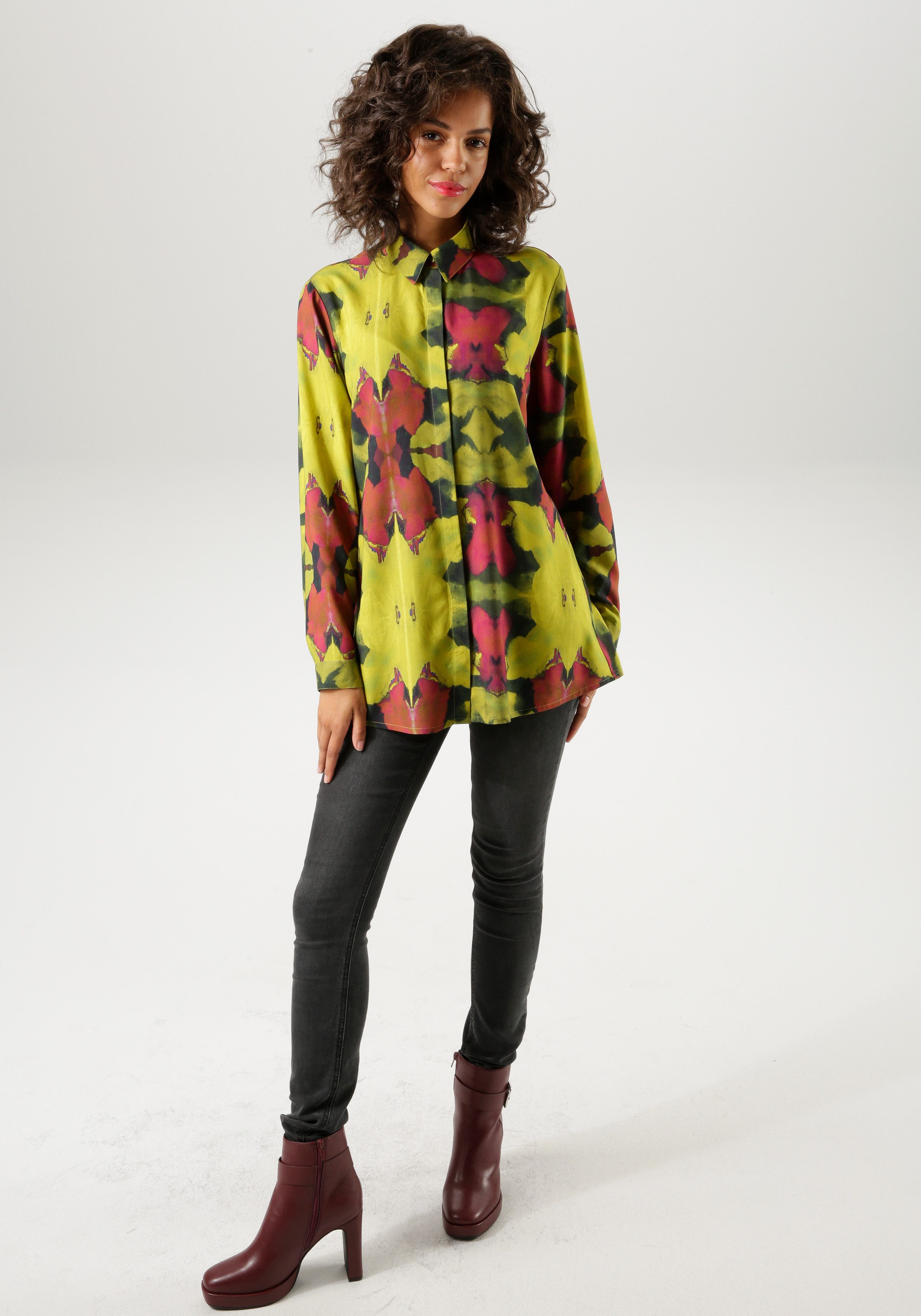 Aniston CASUAL Overhemdblouse met bloem batik-print elk stuk is uniek