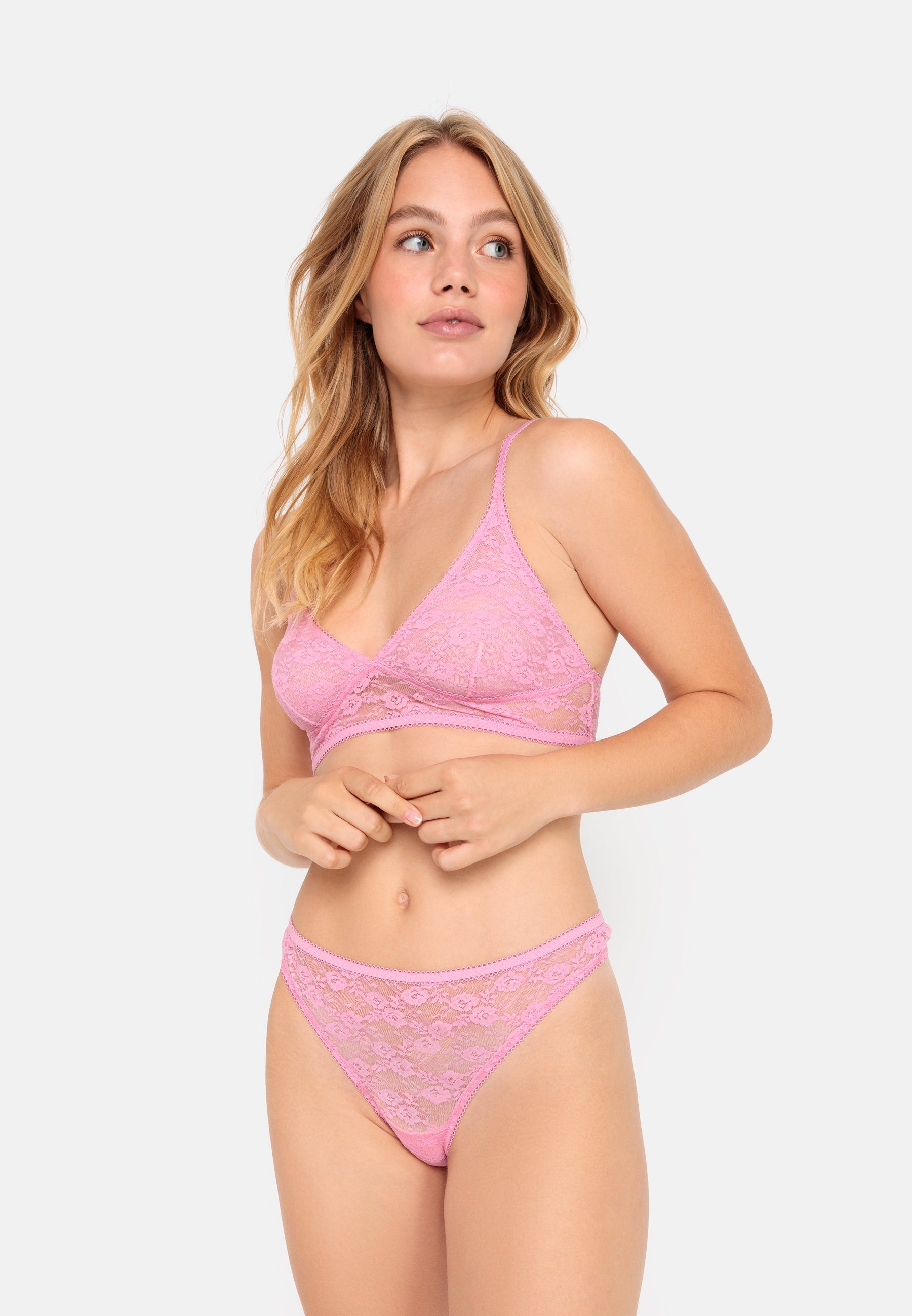 LSCN by LASCANA String van bloemige kant (1 stuk)
