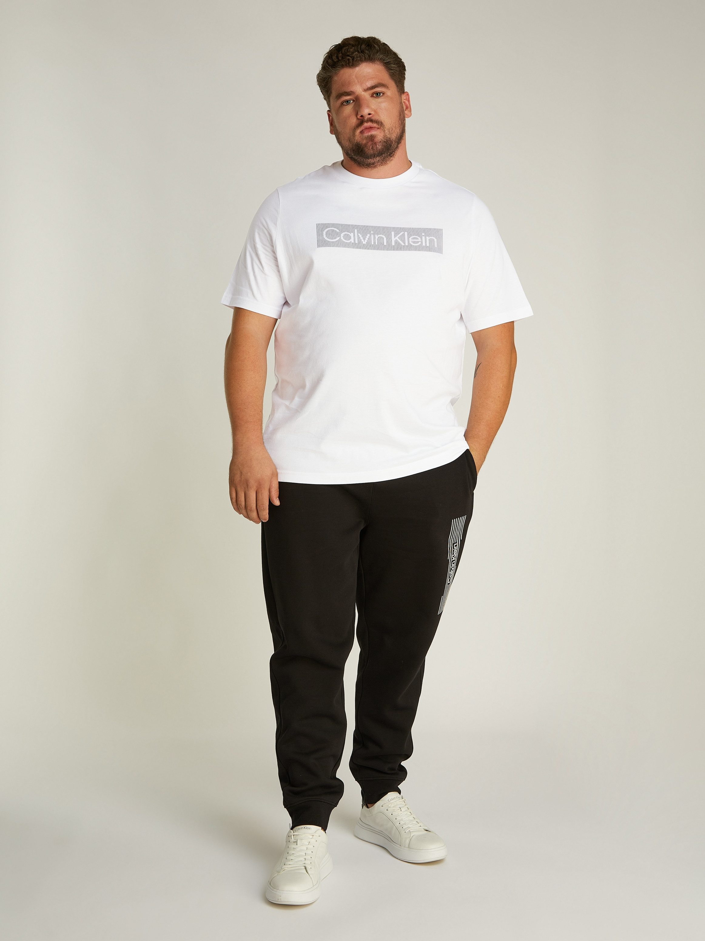 Calvin Klein T-shirt BT-BOX STRIPED LOGO T-SHIRT in grote maten met logo-opschrift
