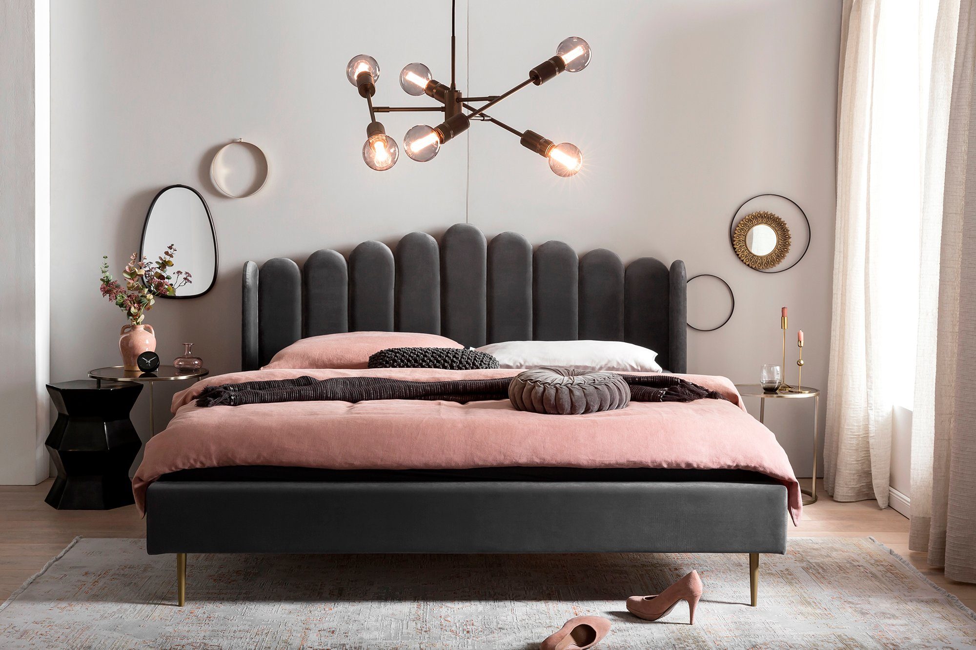 SalesFever Gestoffeerd bed Fluwelen bekleding, goudkleurige metalen poten bedden grijs
