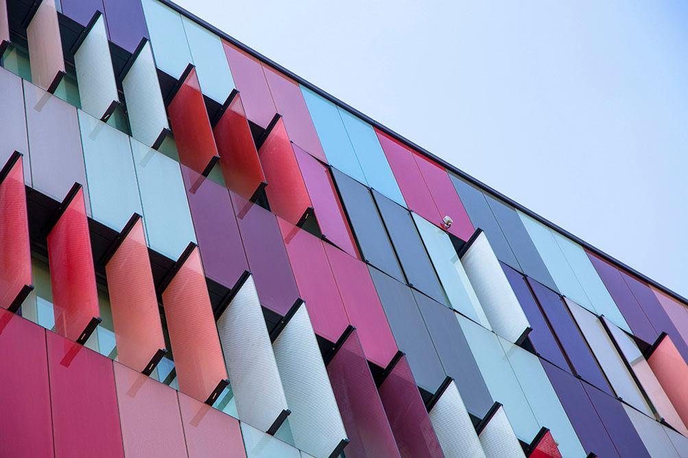 Places of Style Artprint op acrylglas Kleurrijk gebouw