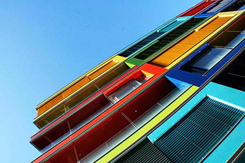 Places of Style Artprint op acrylglas Kleurrijk gebouw