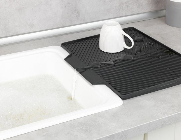 WENKO Afdruipmat Model Nelia met afvoergestel zwart, hellend oppervlak voor optimale waterafvoer