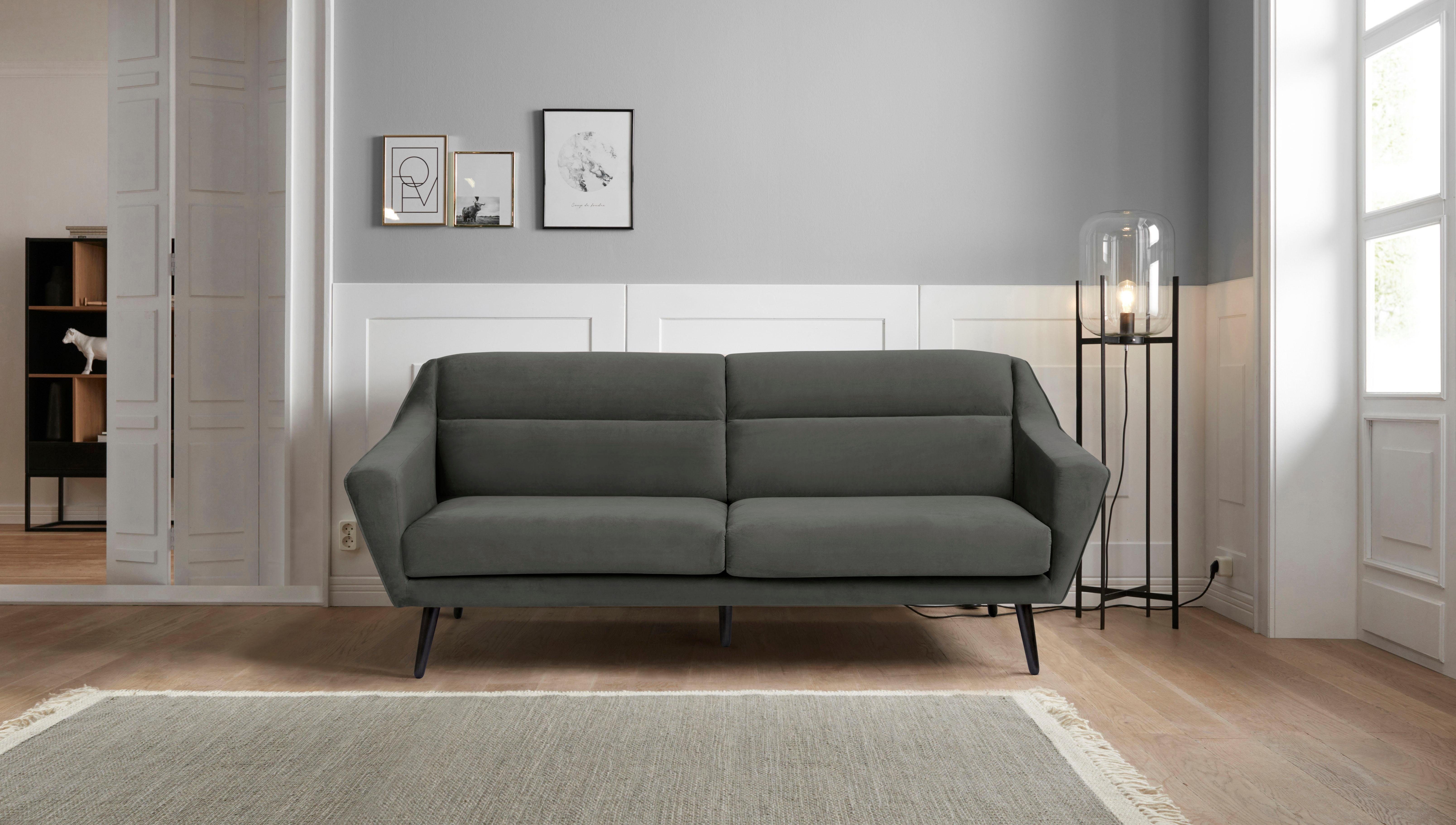 Andas 3-zitsbank Bille met naad in het rugkussen en eikenhouten poten, design by morten georgsen