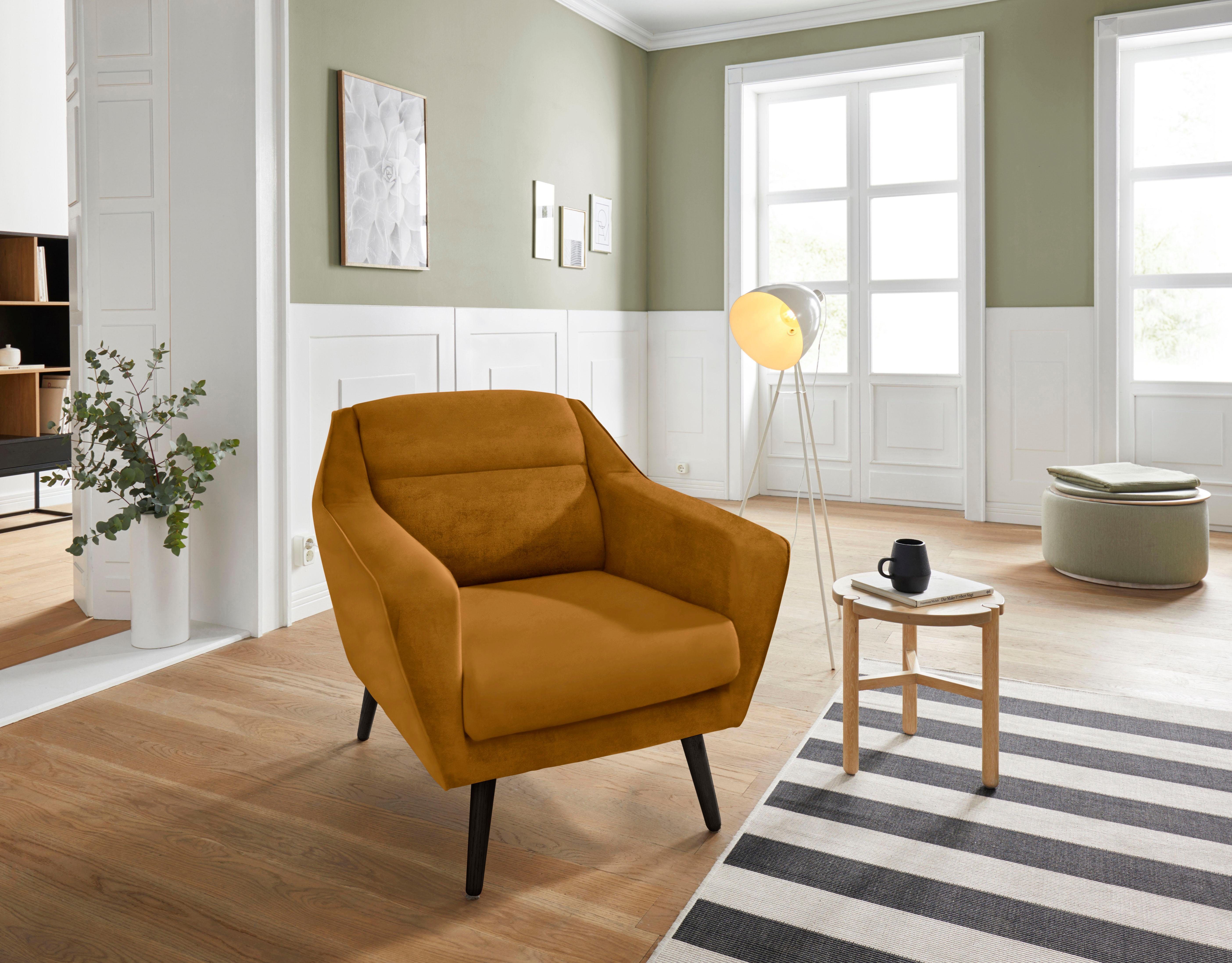 andas Fauteuil Bille met naad in het rugkussen en eikenhouten poten, design by morten georgsen fauteuils geel
