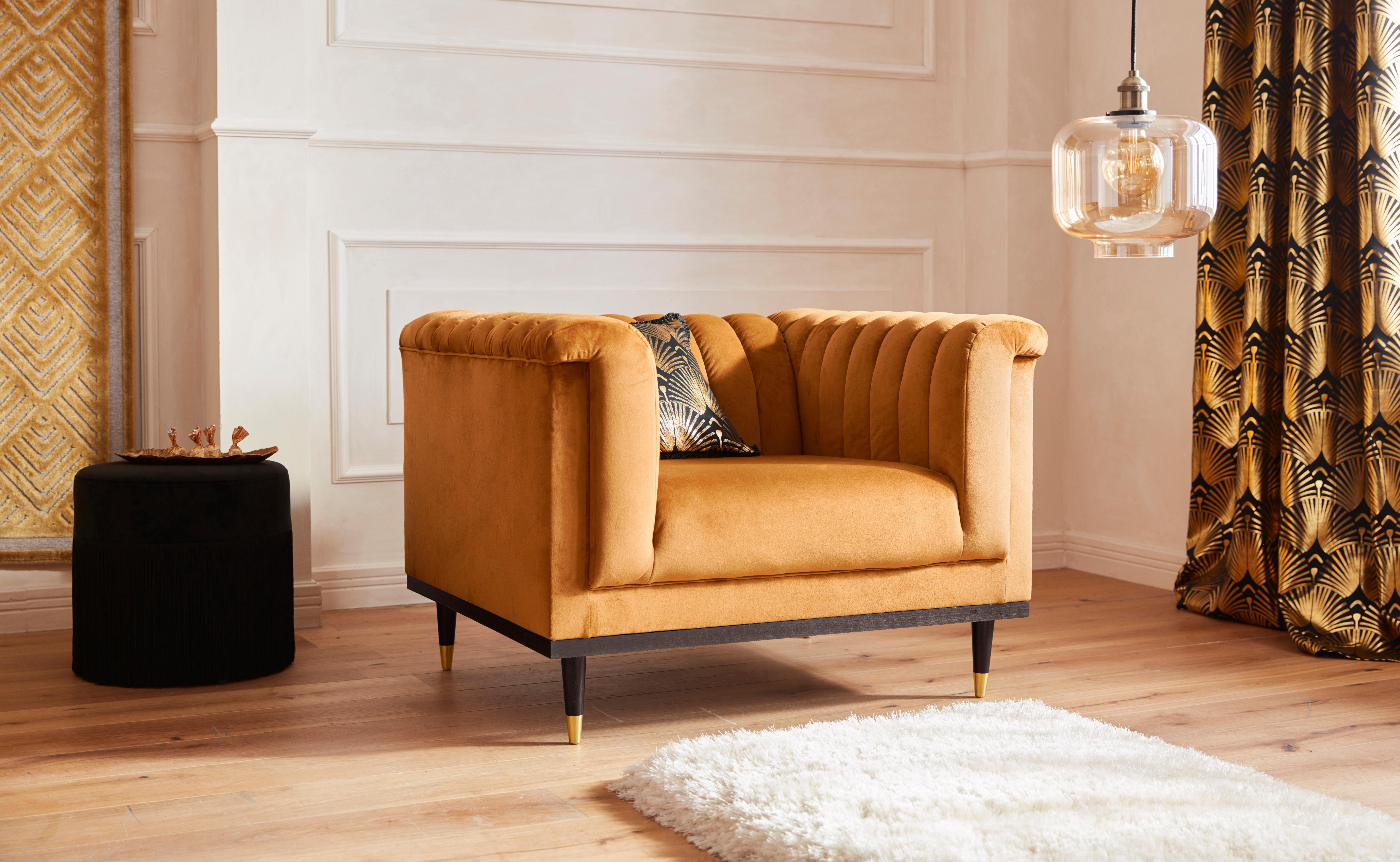 Guido Maria Kretschmer Home&Living Fauteuil Chamby met houten rand onder en stiksels bij de leuning fauteuils goud(kleur)